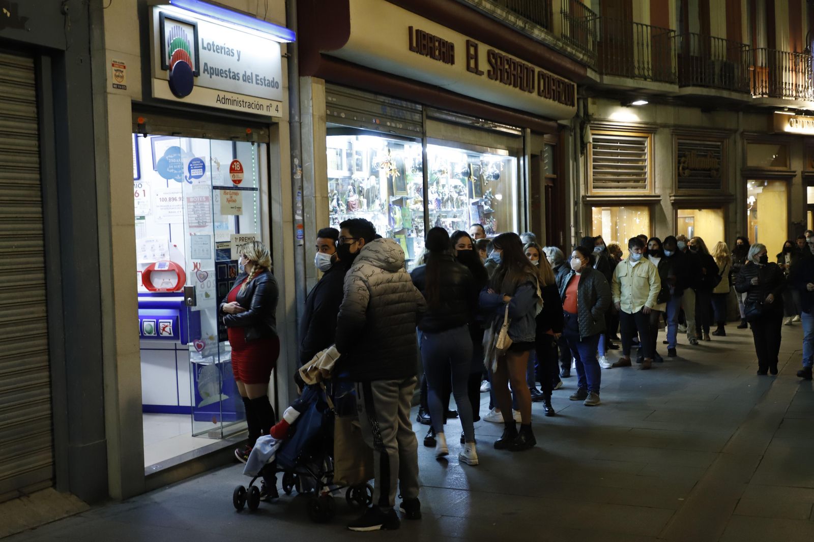 Lotería de Navidad en Granada: Colas y mucha ilusión para comprar el décimo de última hora