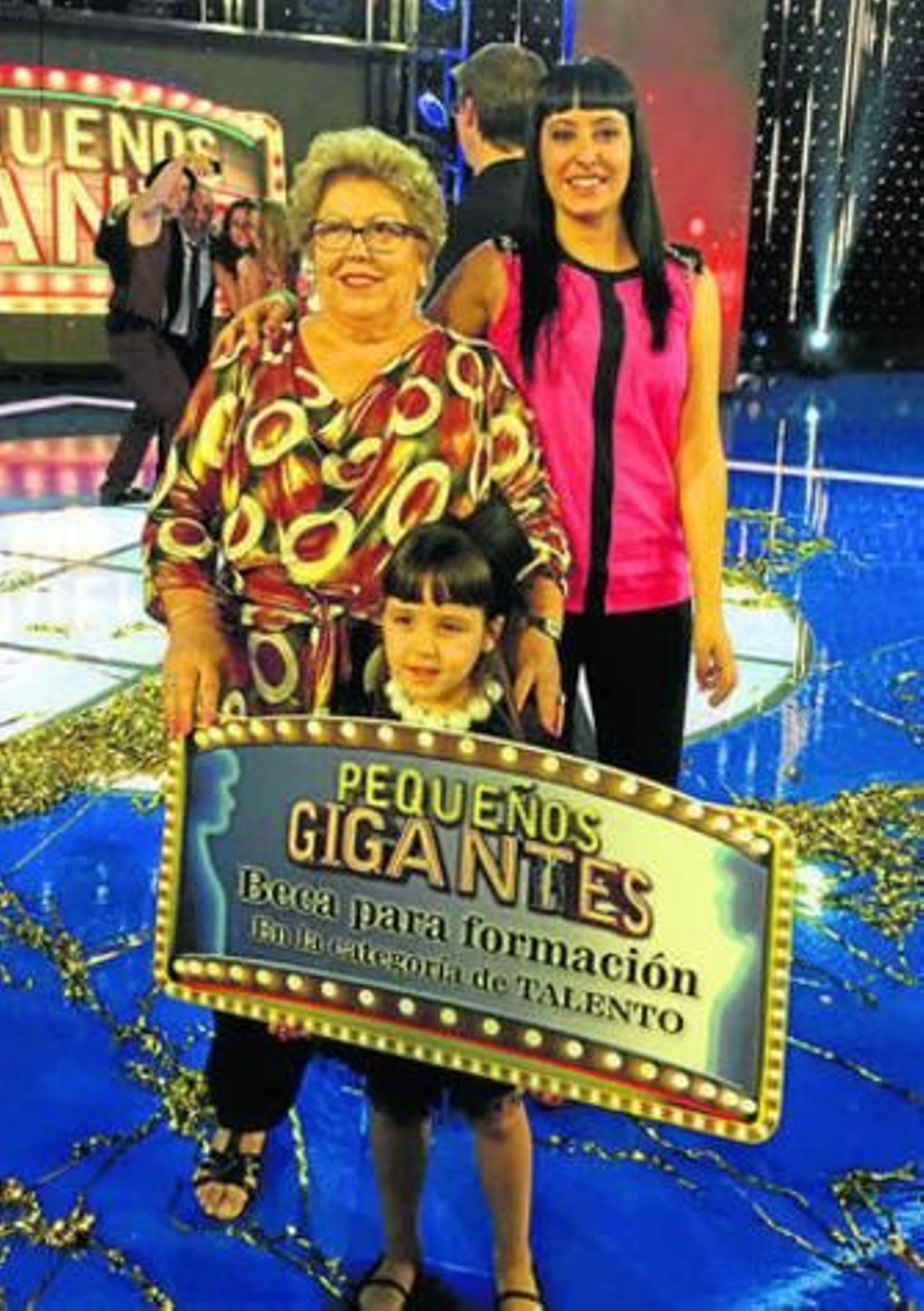 Triana junto a su madre y su abuela tras la gran final.