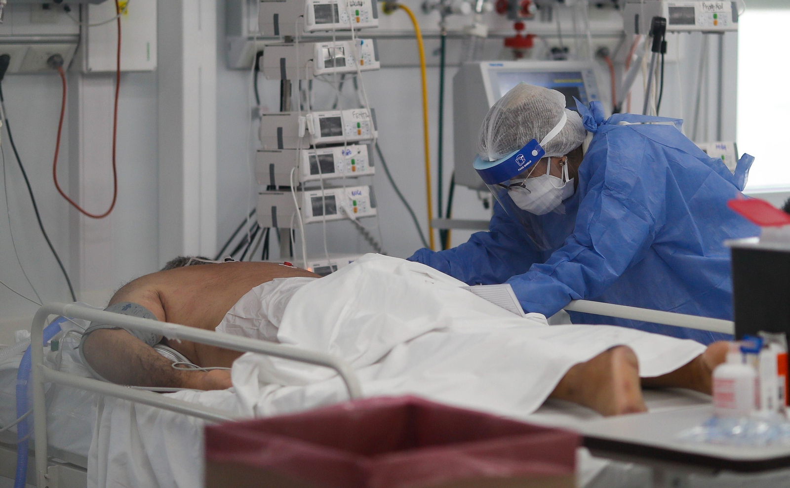 Una médica atiende a un paciente covid en una UCI.