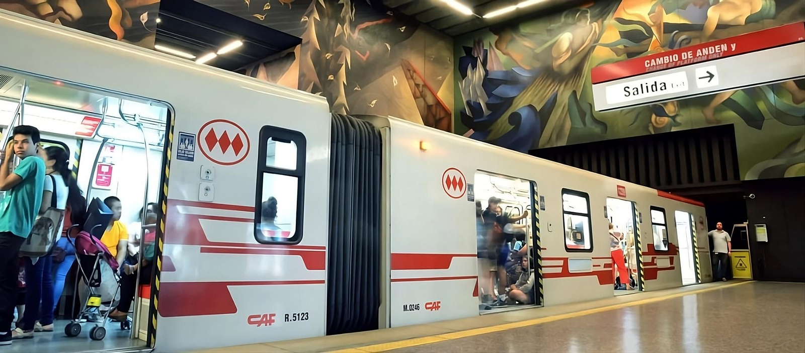 Interior del metro de Santiago de Chile.