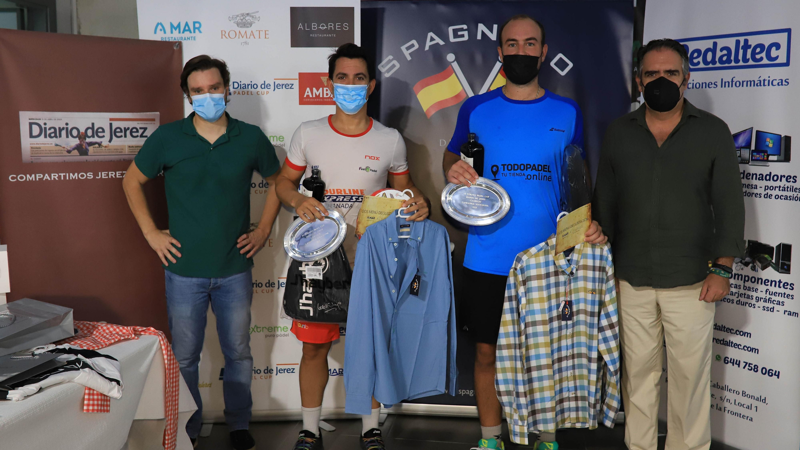 Estani Díez y Julio Pérez, ganadores absolutos, posan junto a Rafael Navas, director de Diario de Jerez, y Fran Pérez, juez árbitro del torneo.