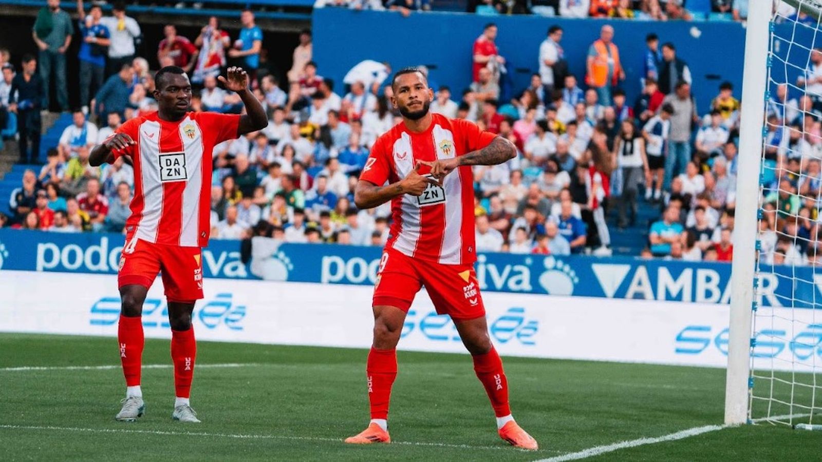 Luis Suárez celebra uno de sus goles en La Romareda
