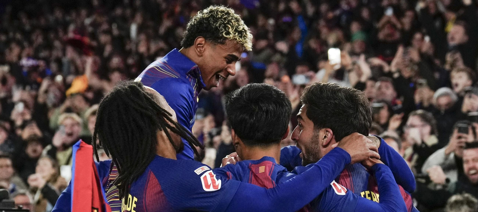 Lamine Yamal se une a la piña de futbolistas del Barcelona tras el 3-1 de Ferran Torres.