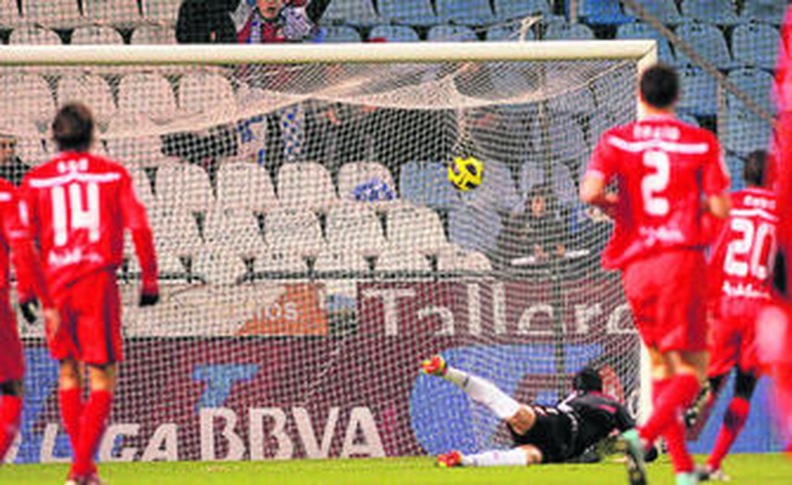 Fazio observa cómo el disparo de Lassad se convierte en el primer gol del Deportivo de La Coruña.