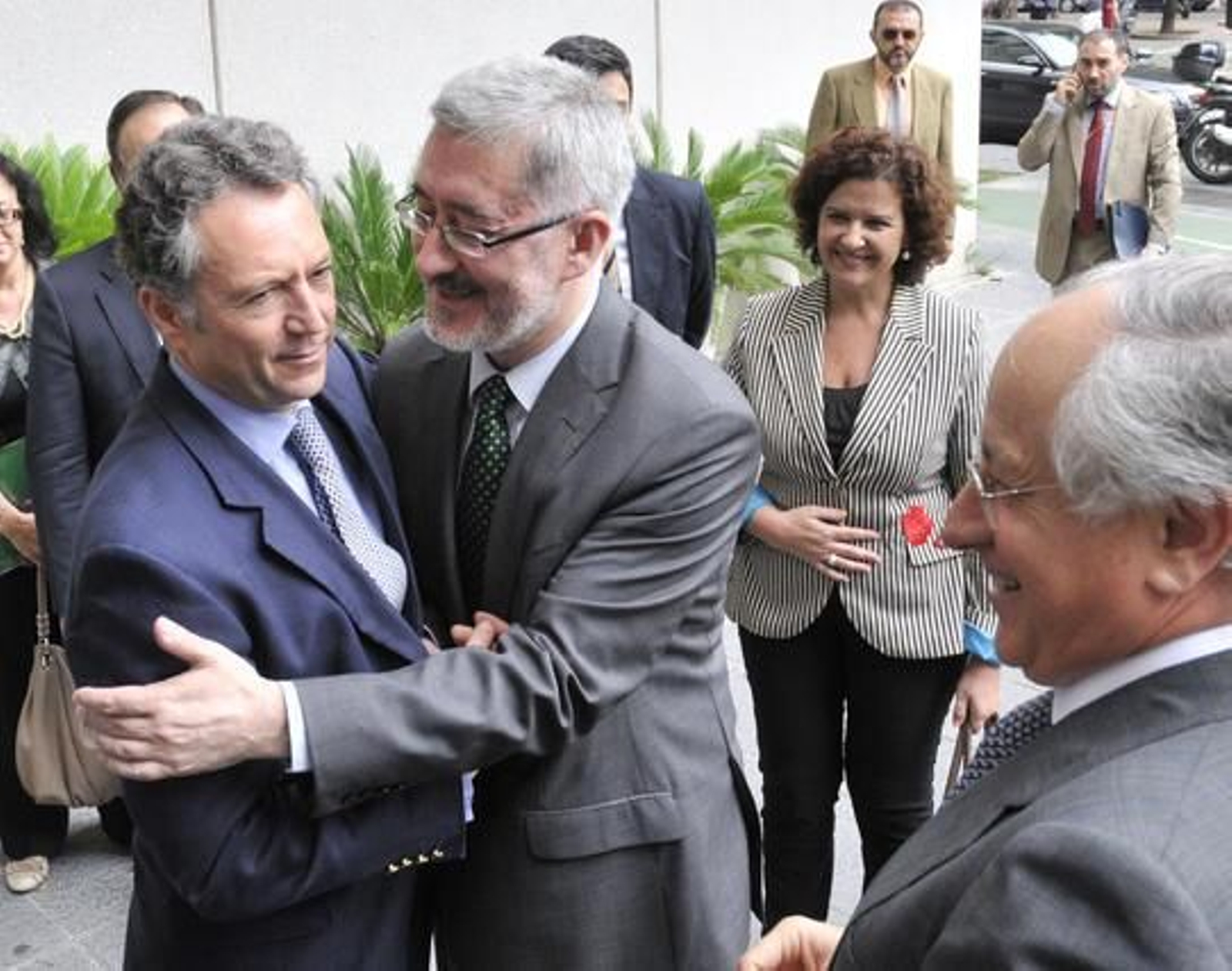 Antonio Ávila saluda a José Joly en presencia de Juan María Nin. 

Foto: Juan Carlos Vázquez y Victoria Hidalgo