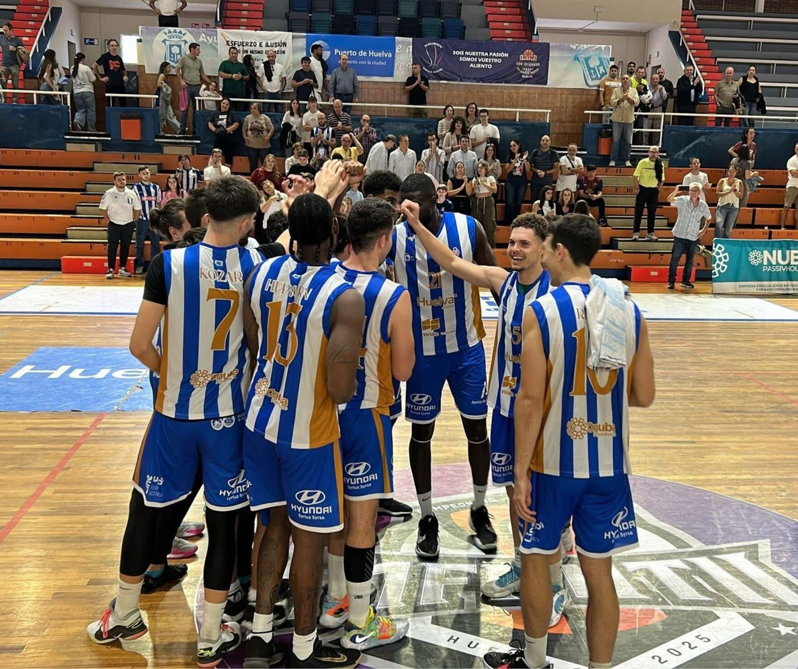 Los jugadores del Huelva Comercio celebran la victoria.