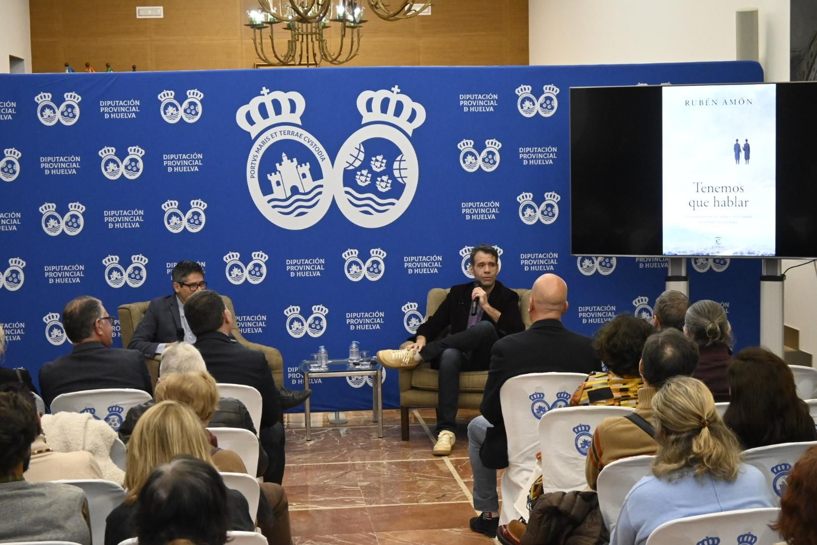 El periodista Rubén Amón presenta su libro `Tenemos que hablar' en imágenes