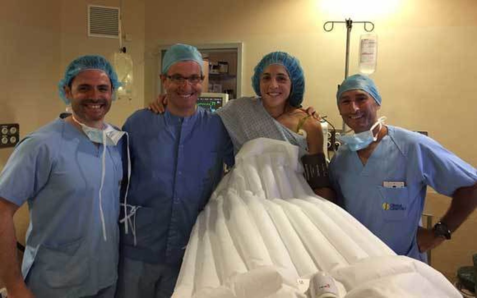 Mercedes Chilla, junto a los doctores que la operaron en la Clínica CEMTRO.