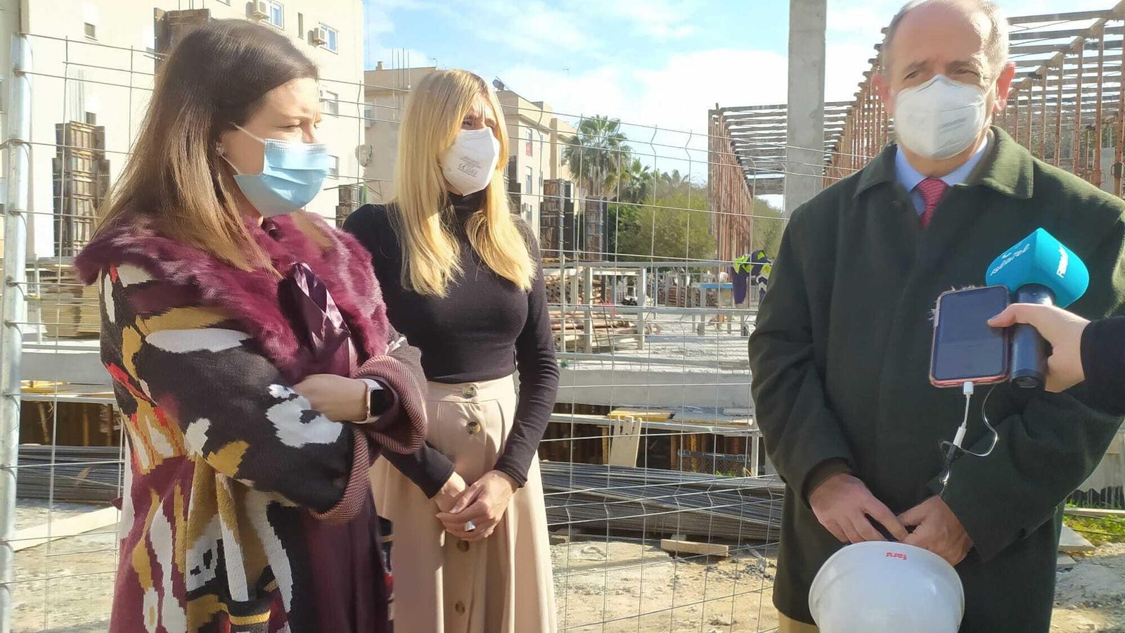 Patricia Cavada, Lola Garzón y Javier Villarmín, junto a las obras del nuevo centro de día de Párkinson.