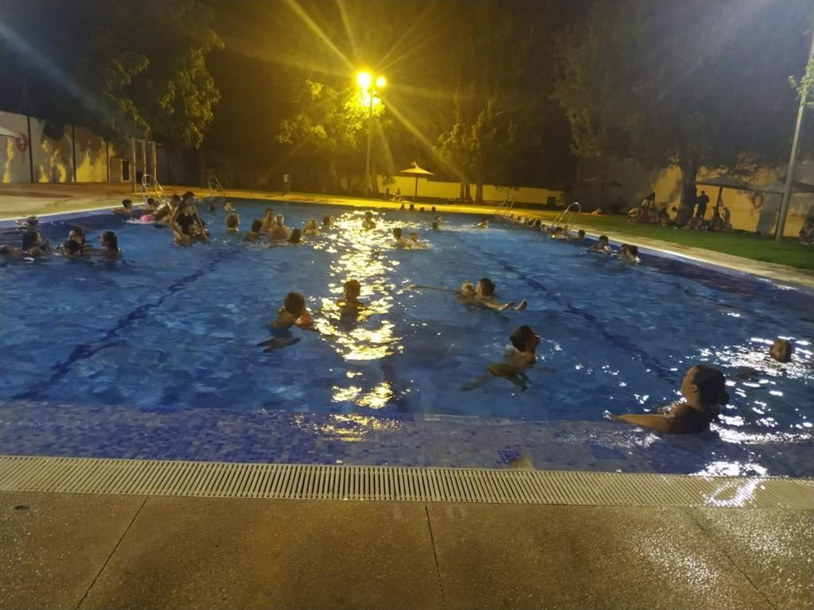Un chapuzón a la luz de la luna en Nueva Carteya