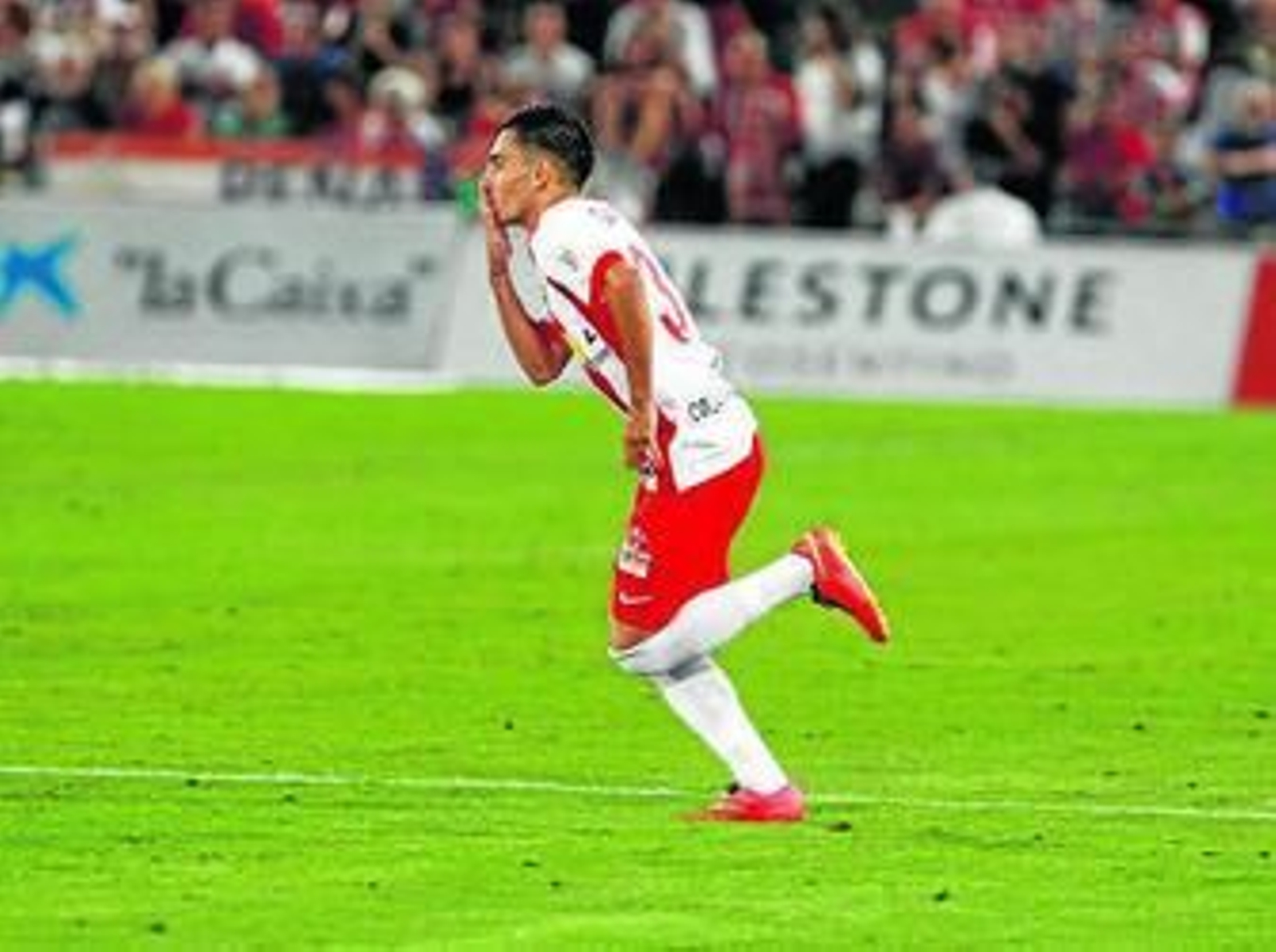 Gaspar, 16 años y 277 días, salta al campo por Hemed.