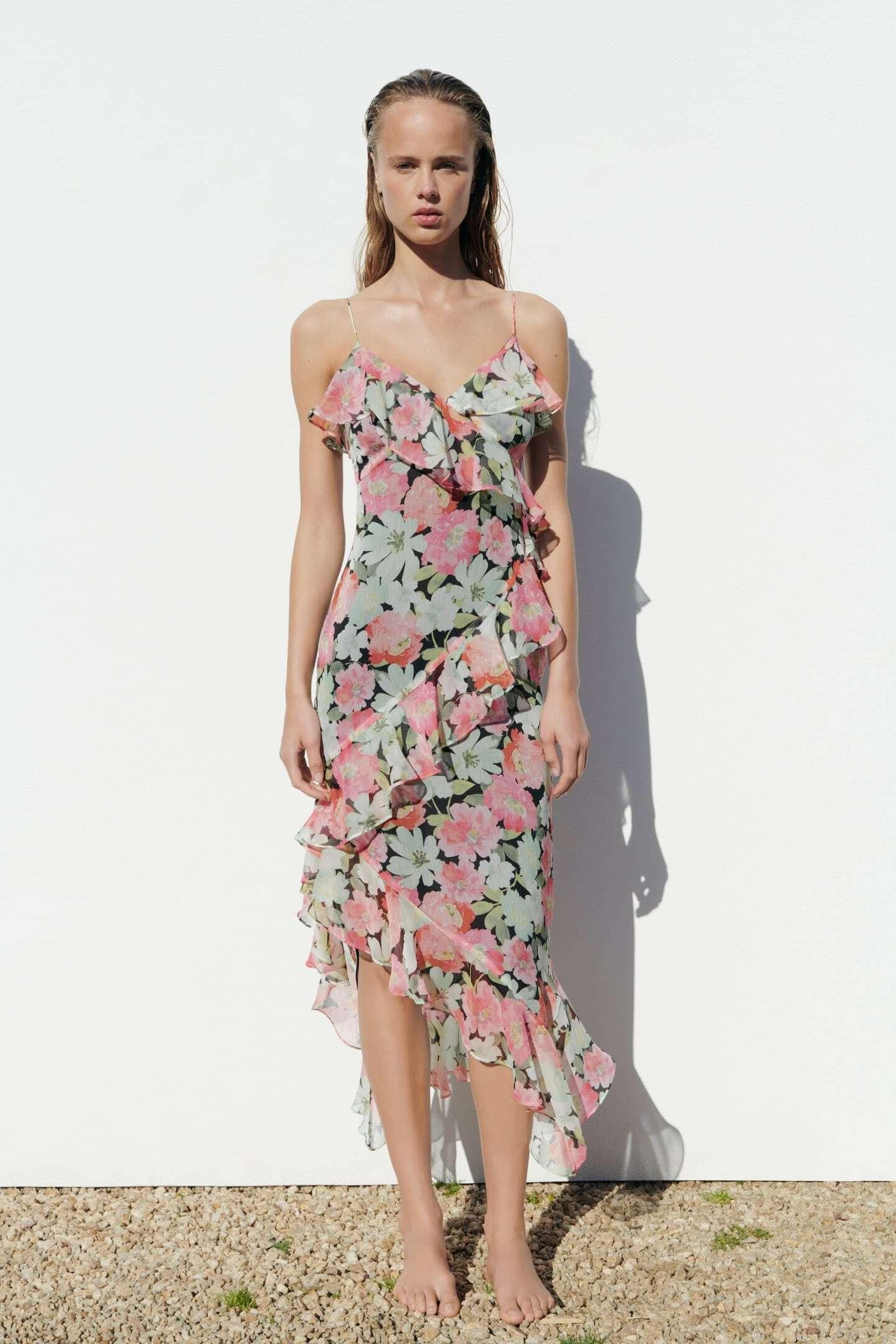 Vestido de flores vaporoso de Zara.