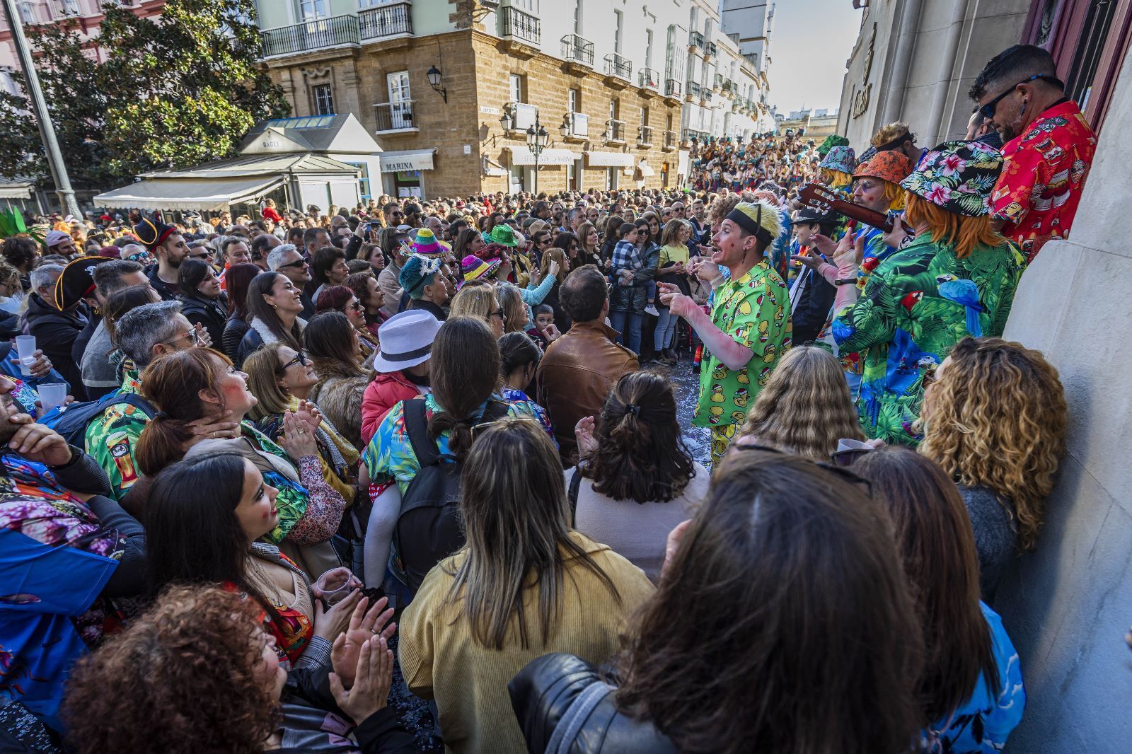 Las imágenes del Domingo de Piñata del Carnaval de Cádiz 2023.