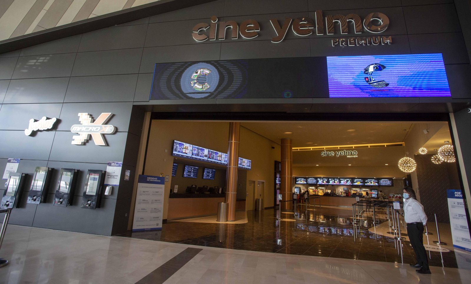 Los cines Yelmo del centro Lagoh, que hoy anunciaron su cierre temporal, durante su inauguración.