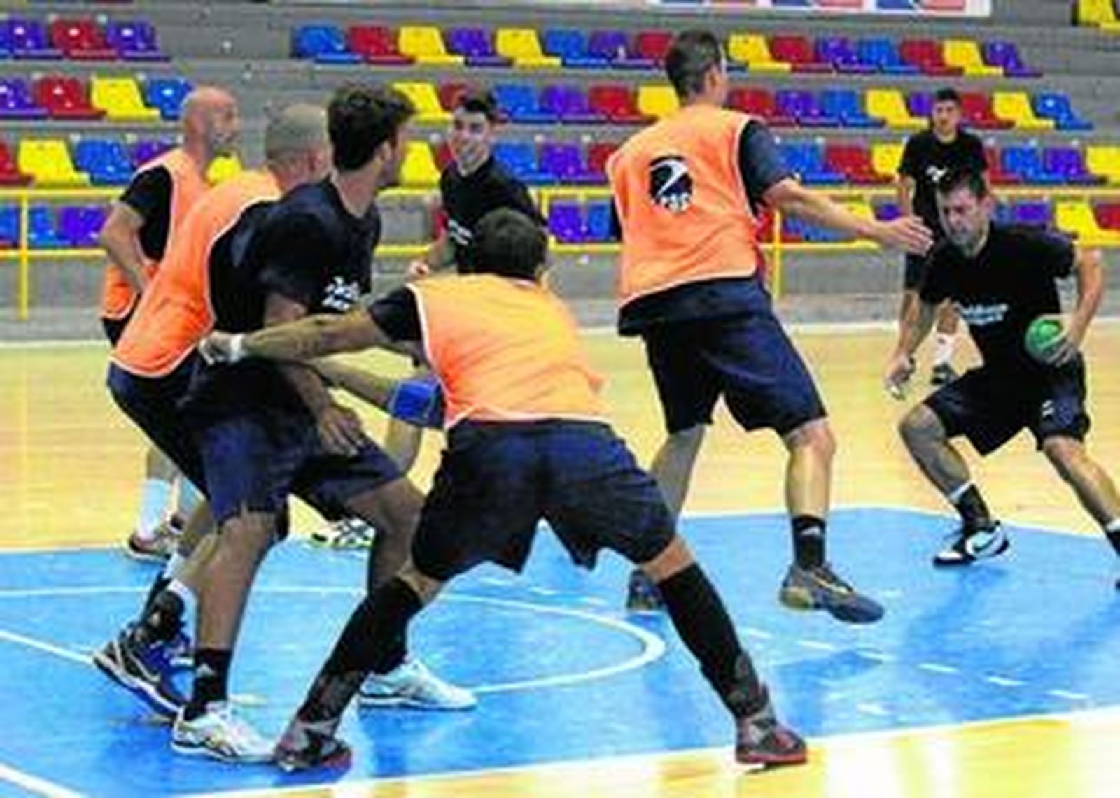 El equipo entrena en el pabellón Fernando Argüelles en la semana del debut liguero.