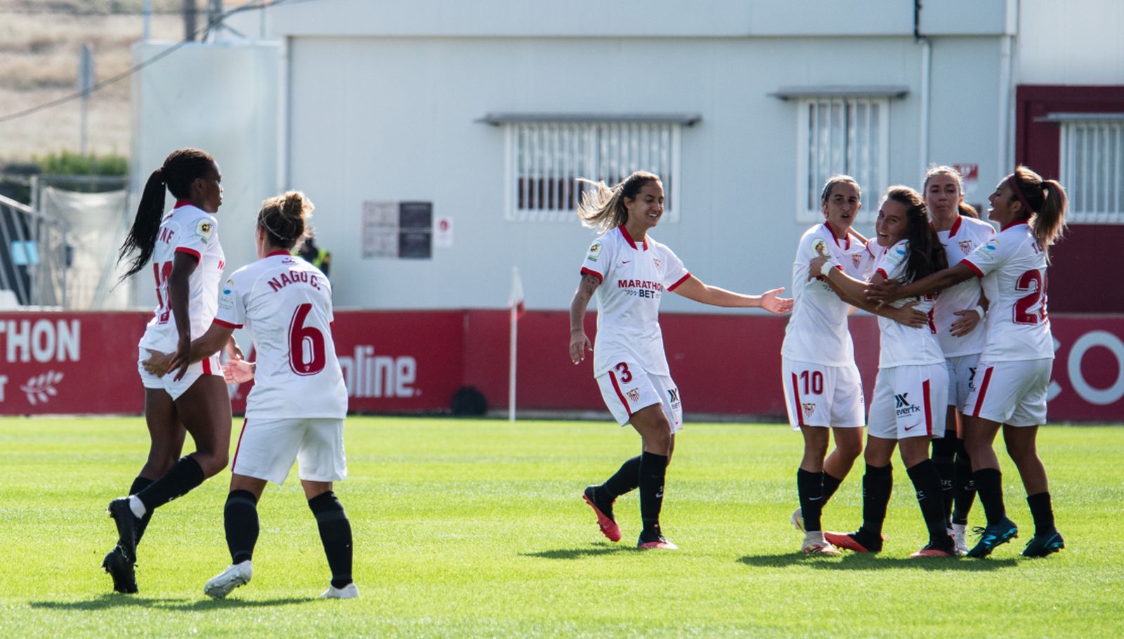 Las jugadoras del Sevilla celebran un gol contra el Sporting de Huelva.