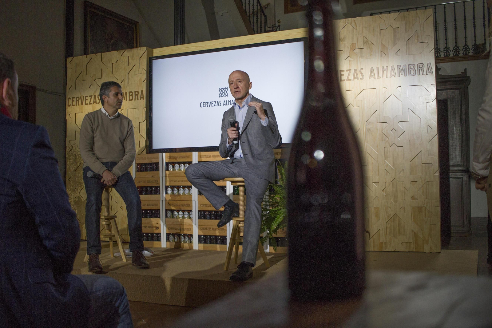 1. La presentación se realizó en la Abadía del Sacromonte. 2. Es una cerveza intensa pero fácil de beber. 3. Empresarios y hosteleros asistieron a la presentación. 4. Marida especialmente bien con quesos artesanos. 5. Mural de la artista Raquel Rodrígo.