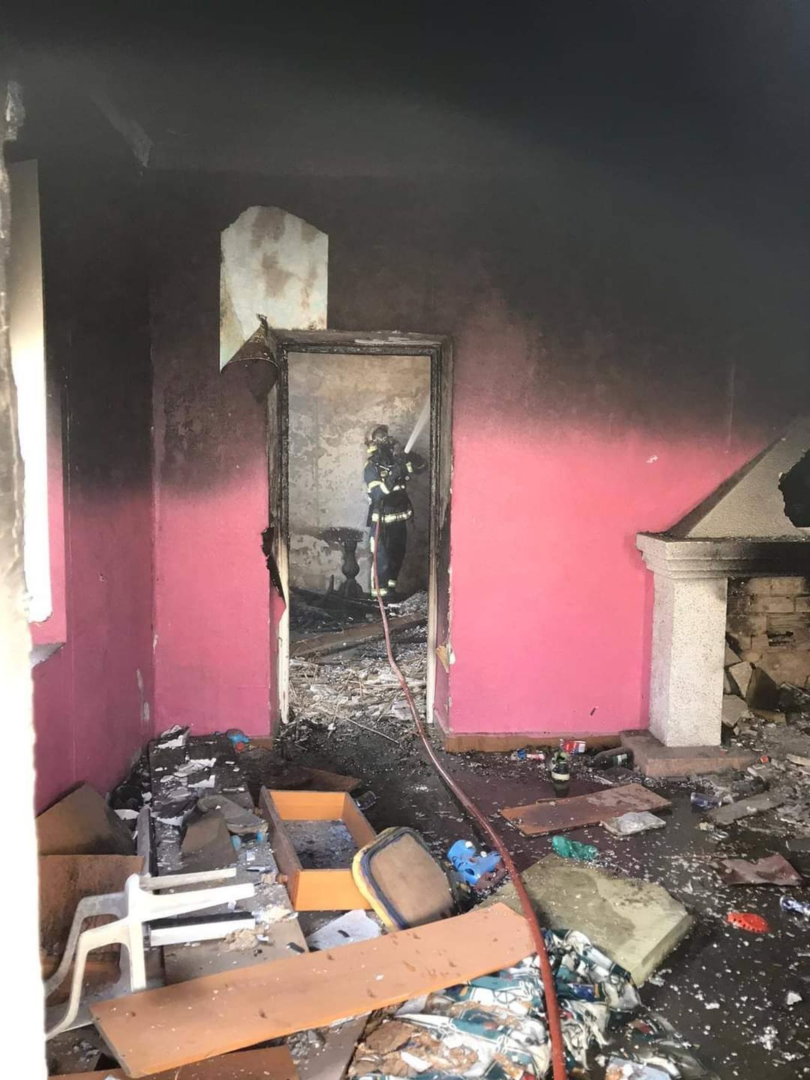 Un bombero interviene en uno de los últimos incendios del inmueble.