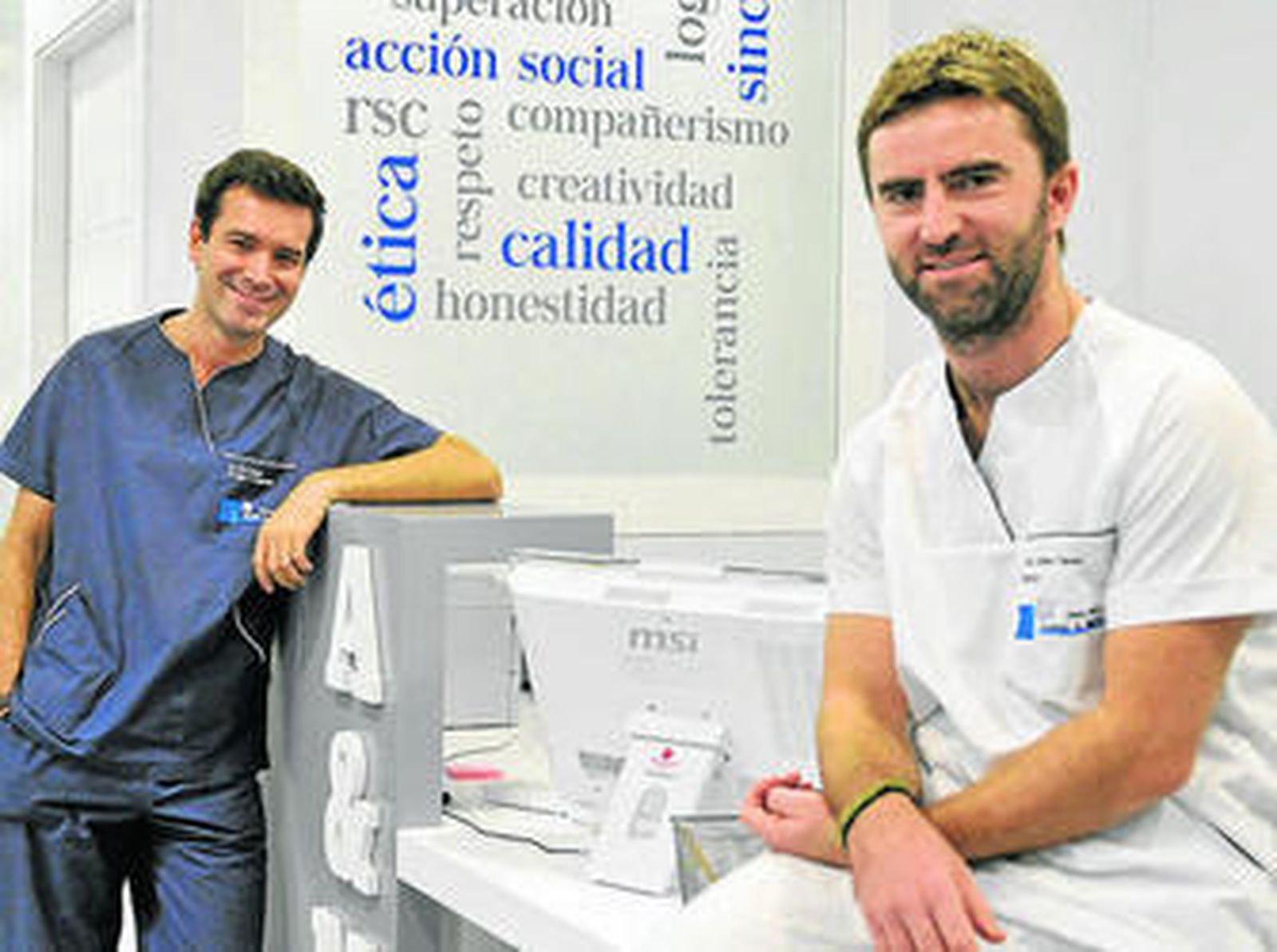 Paco Acedo y Carlos Solano en su clínica de la Carretera de Carmona, 6.