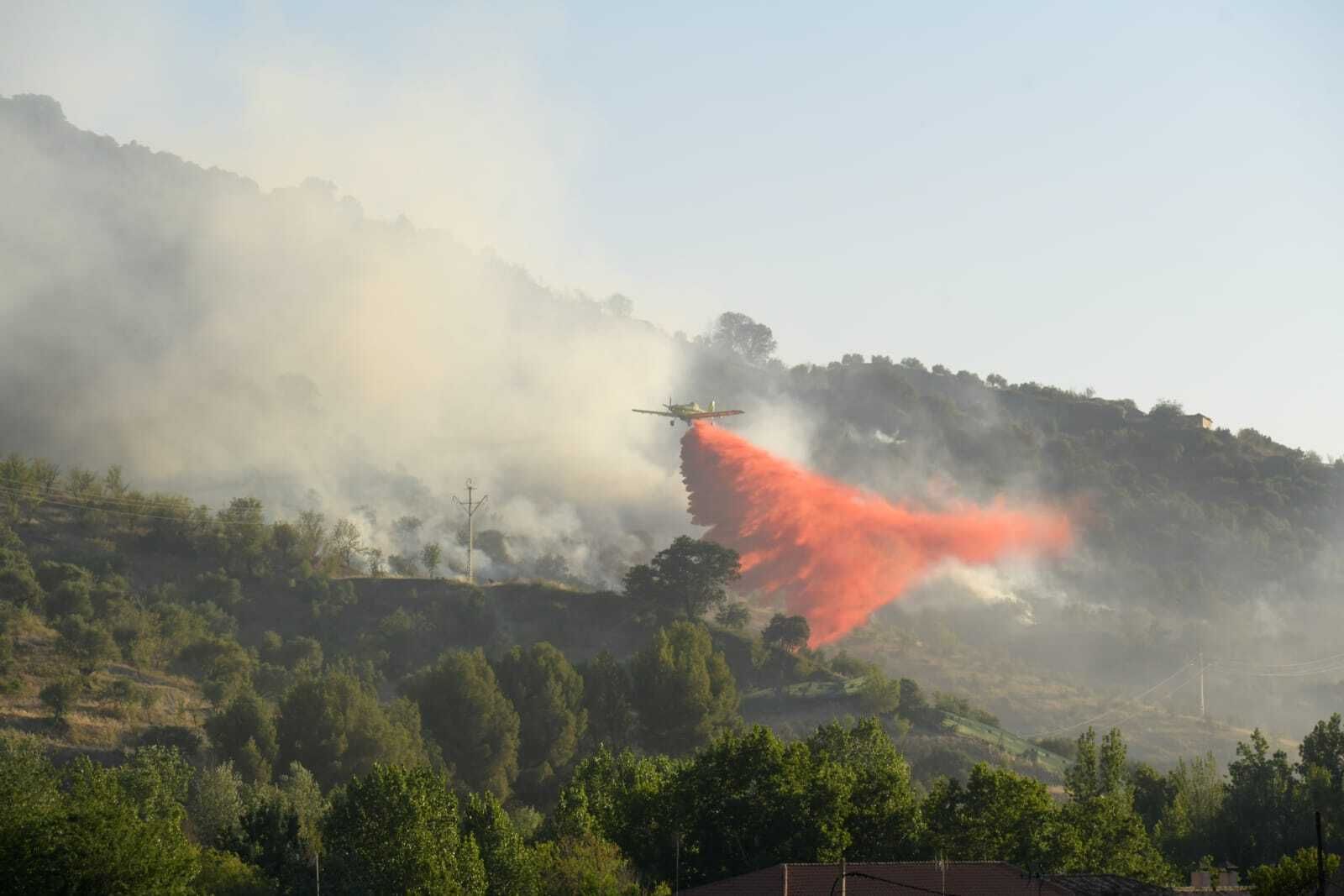 Así están siendo las labores de extinción del aparatoso incendio forestal de Pinos Genil