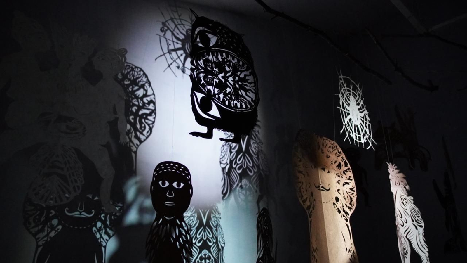 Figuras recortadas de 'Cortège' de Karishma Chugani.