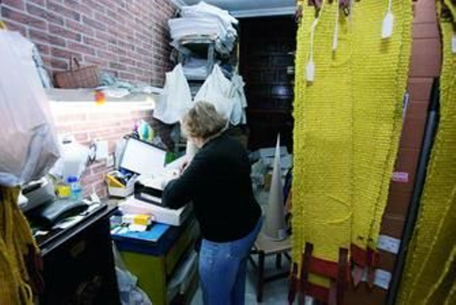 La actividad es incesante estos días en las tiendas de capirotes.