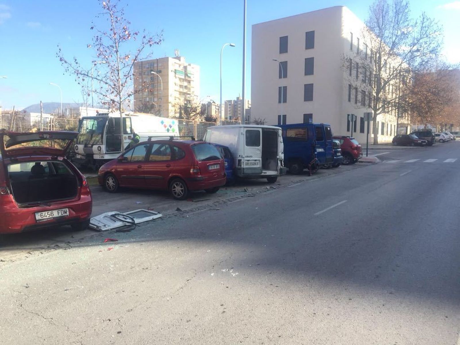 Daños que causó el camión en los vehículos estacionados y en el muro de la Comandancia.