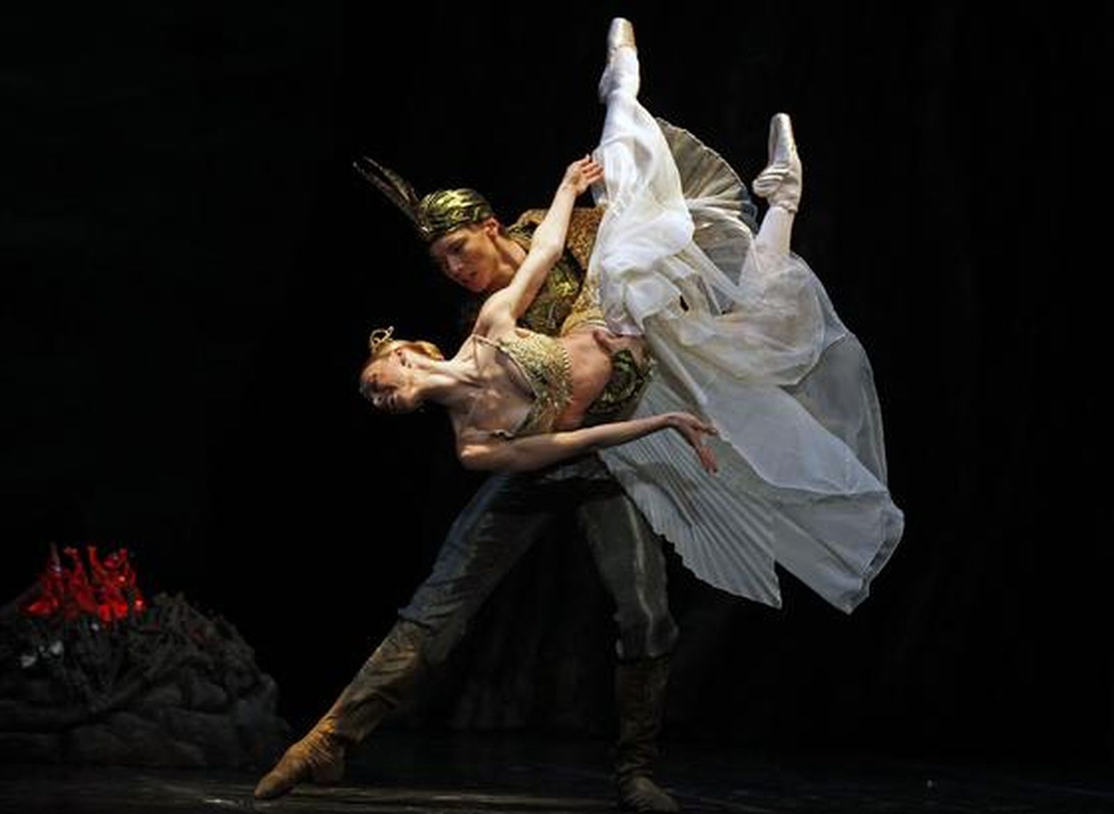 El Ballet de la Ópera de Varsovia representa 'La Bayadère' en el Teatro de la Maestranza, una obra sobre la supervivencia del amor tras la muerte.

Foto: Antonio Pizarro