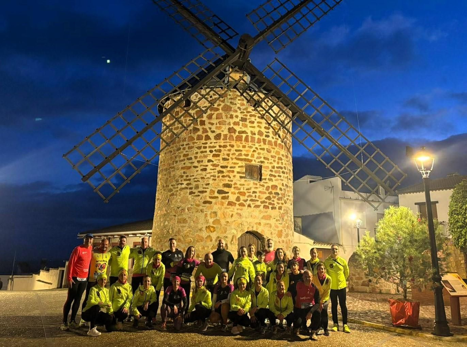 En imágenes: Baños de la Encina luce sus mejores galas en la XII Legua Urbana Nocturna La Bellota