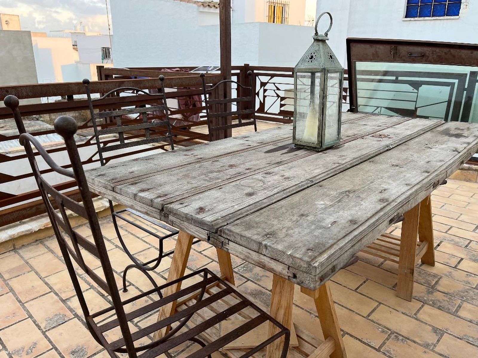 Mesa velador en la terraza.