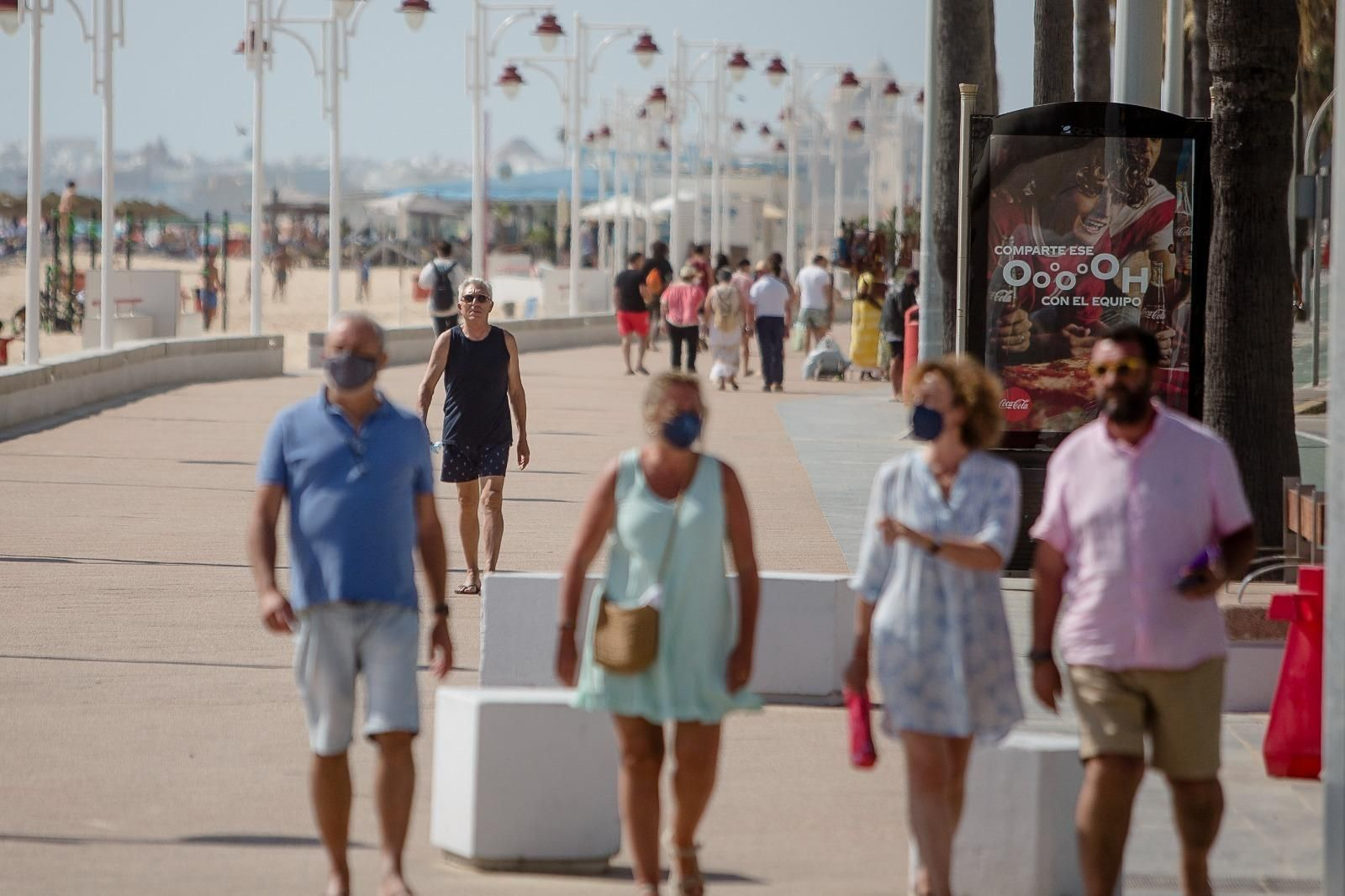 Gaditanos y turistas por el Paseo Marítimo de Cádiz.