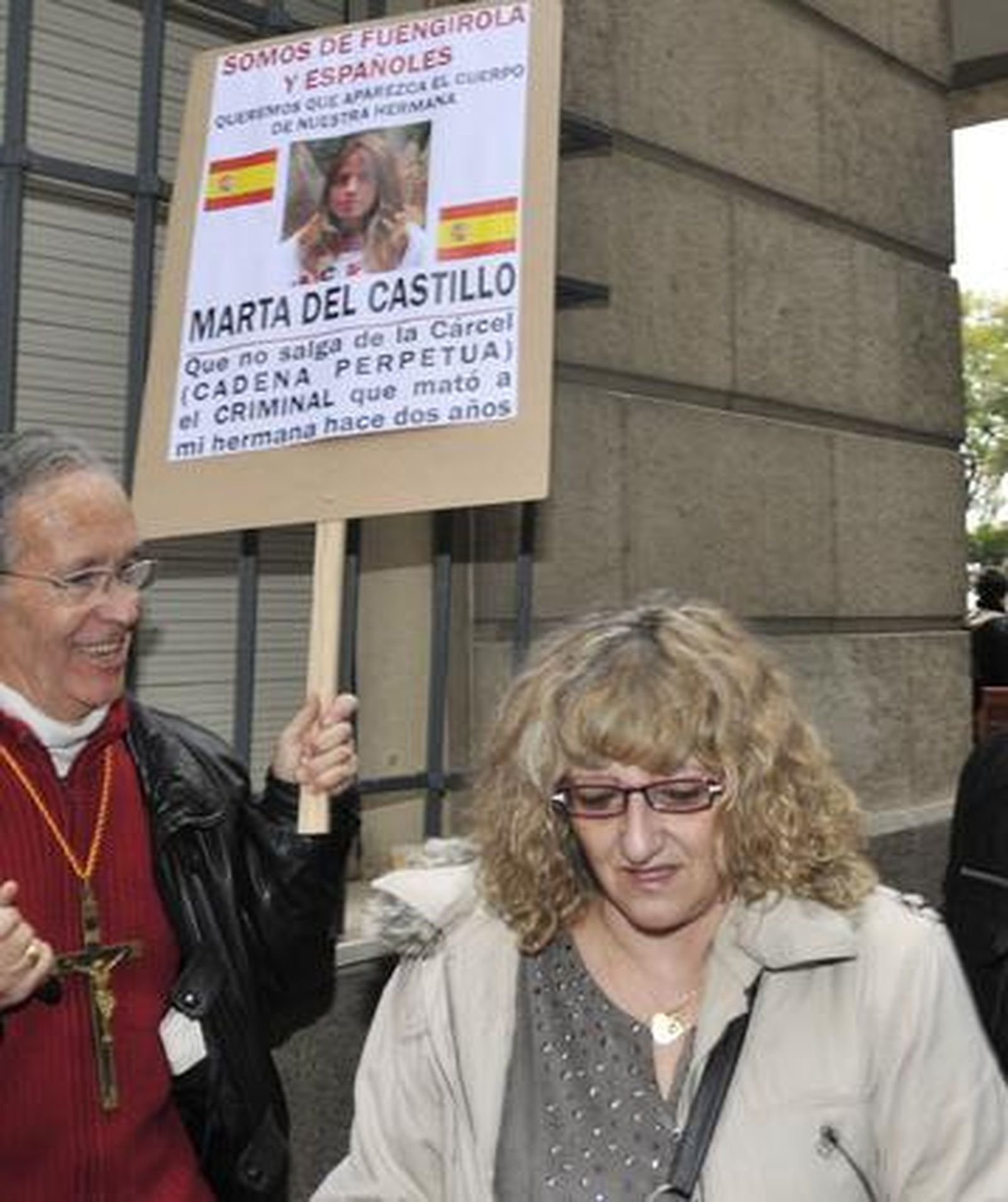 María del Mar, la madre de la asesinada Sandra Palo, acude a las puertas del juzgado.

Foto: Juan Carlos Vázquez