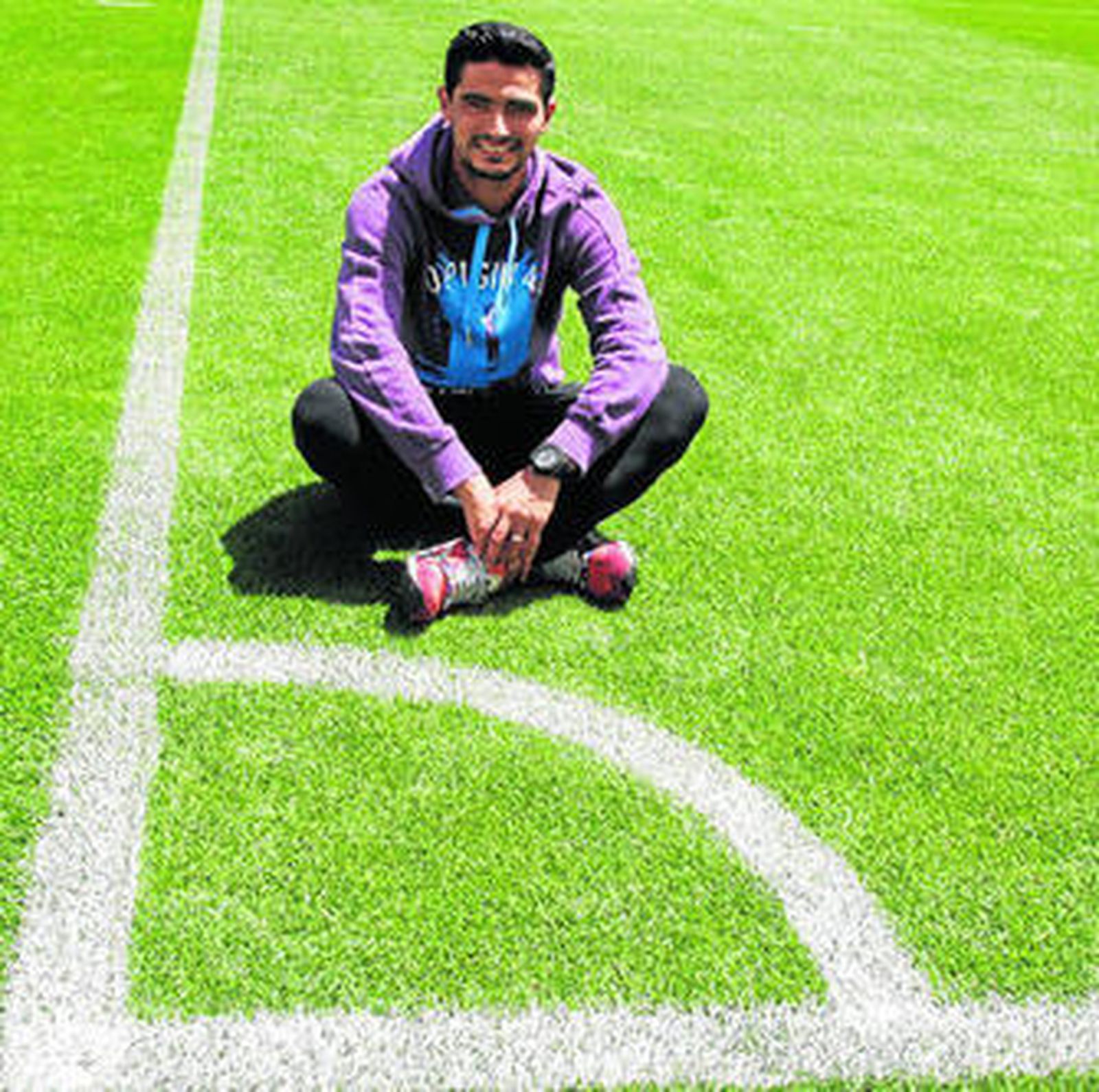 Chory Castro posa en el estadio de atletismo.
