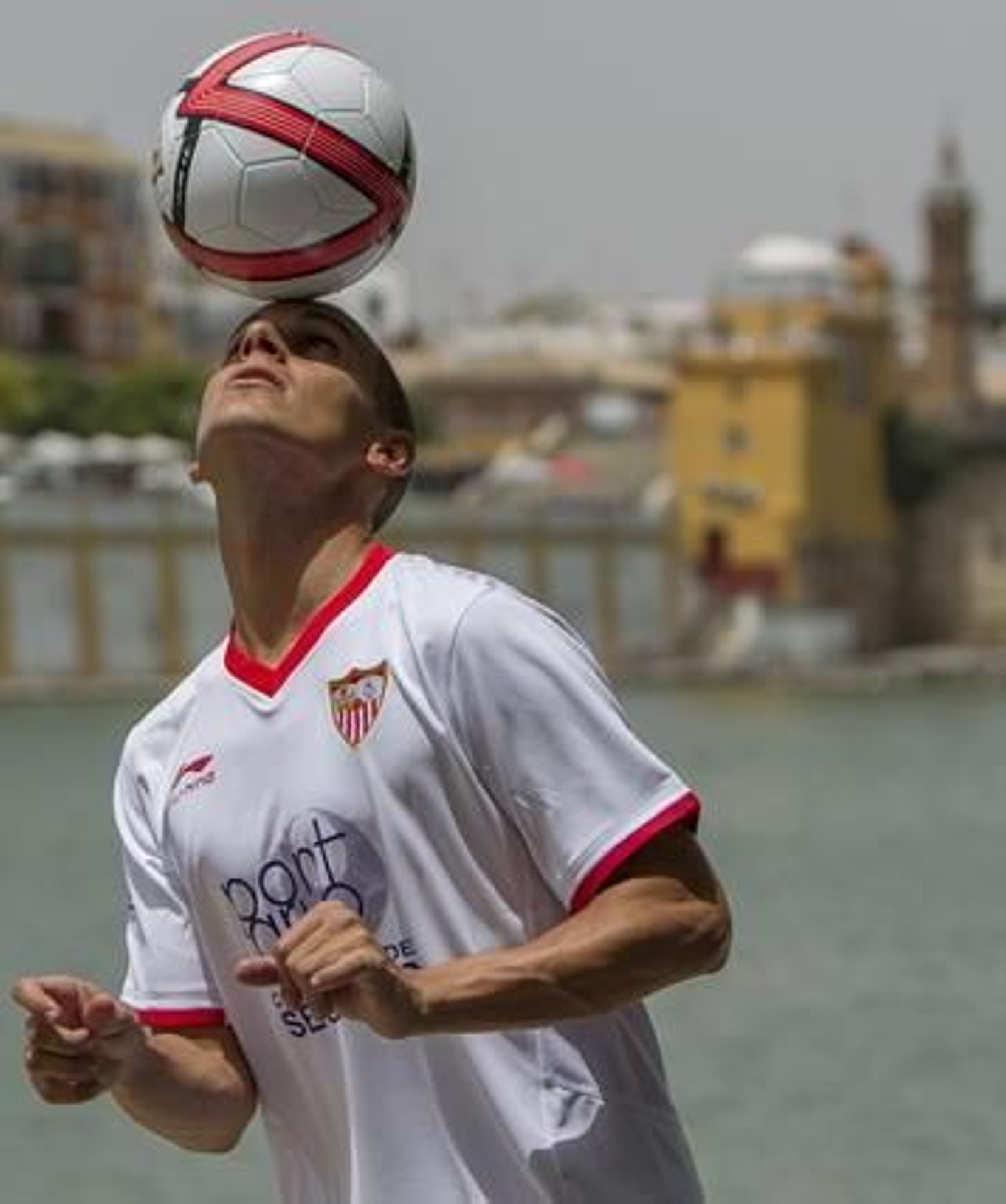 El futbolista posa ante las cámaras con el balón./ Julio Muñoz (EFE)