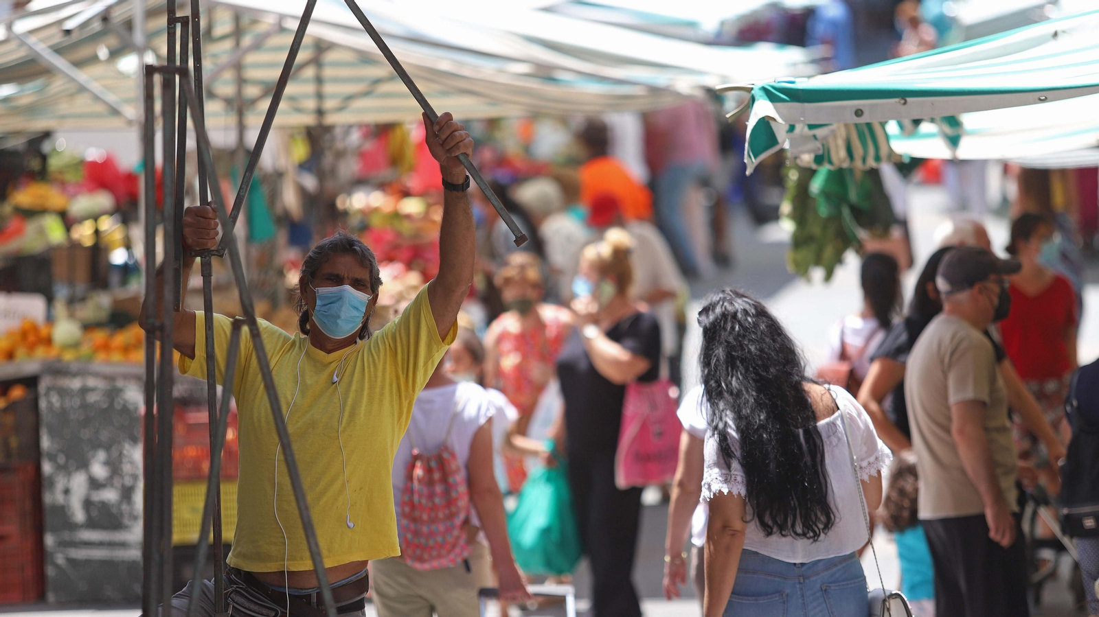 Comerciantes en el mercadillo de Algeciras.