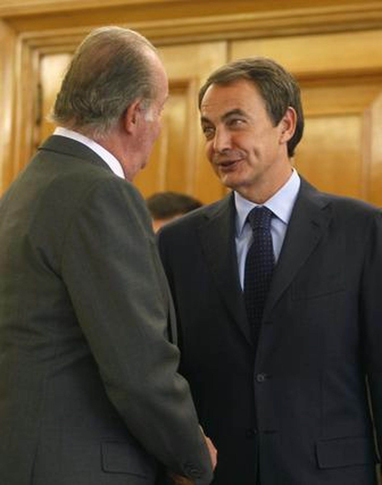 El presidente del Gobierno, José Luis Rodríguez Zapatero, charla con el Rey.

Foto: Reuters