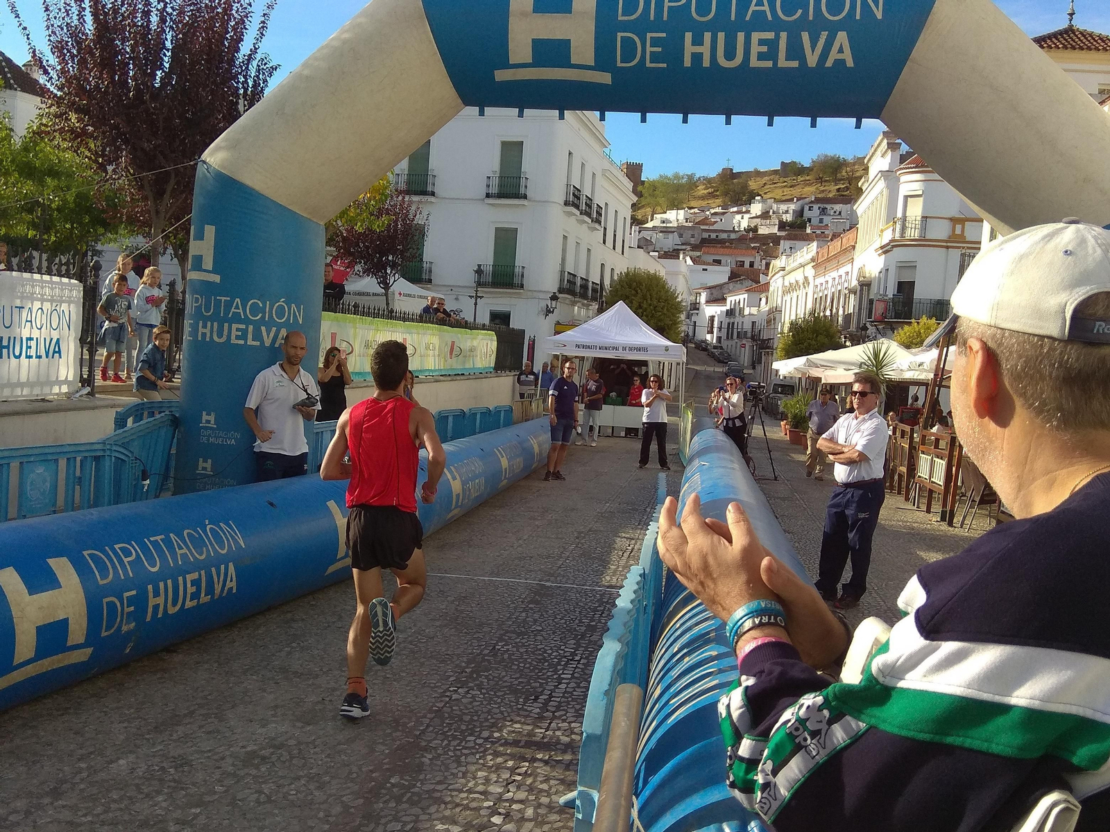 El ganador de la prueba, en el momento de su llegada a la meta.