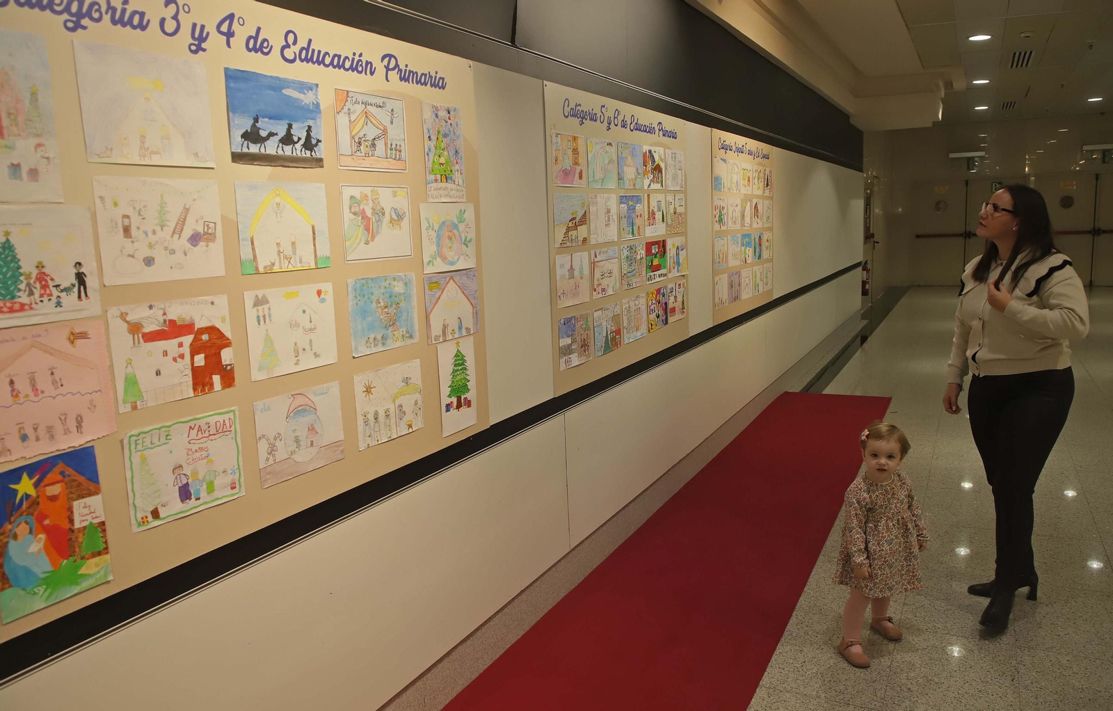 Fotos de la entrega de los premios Pinta y dibuja la Navidad en El Corte Inglés de Algeciras