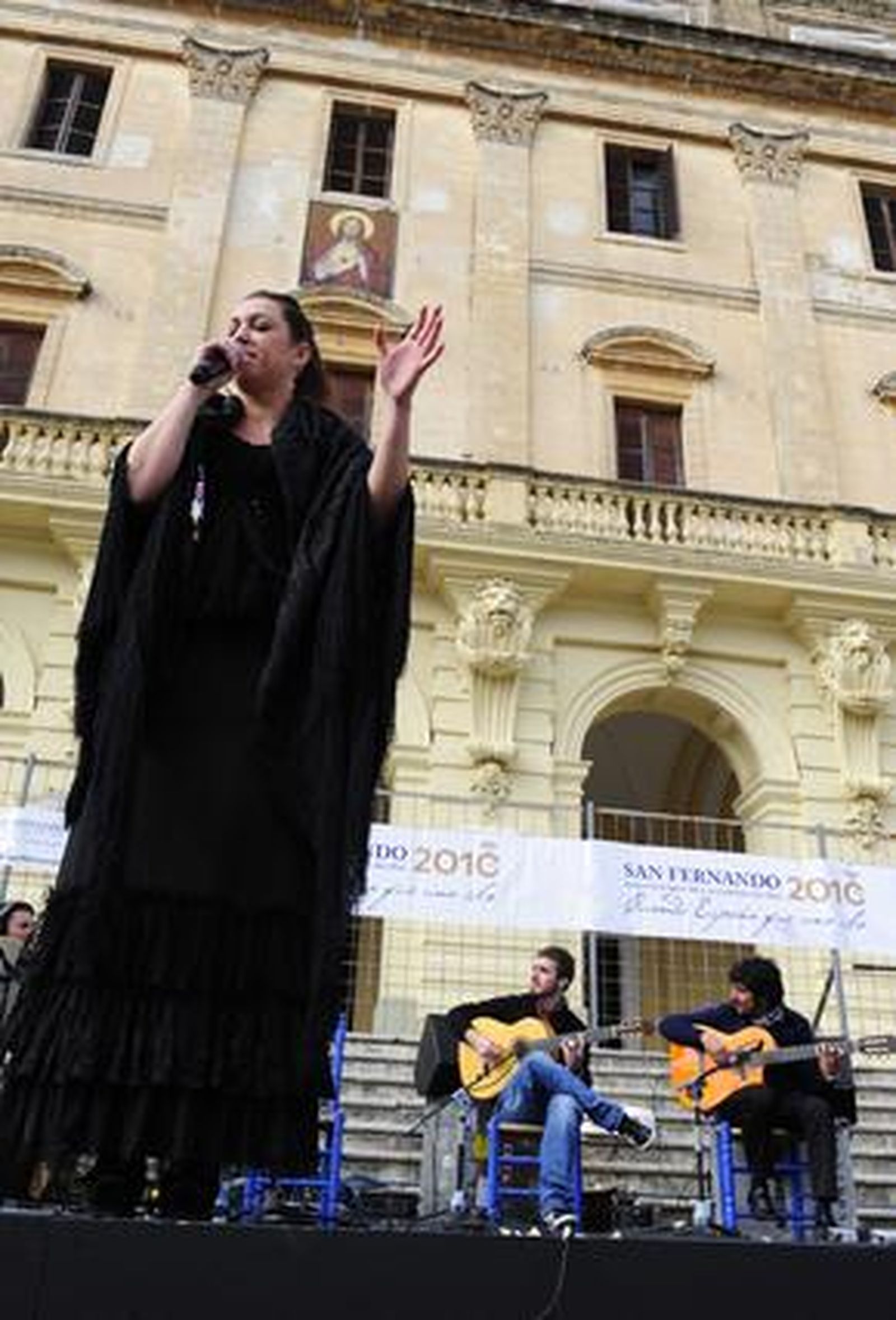 Miles de personas asisten al concierto navideño que Niña Pastori ofreció en la plaza del Rey de San Fernando. 

Foto: Elias Pimentel