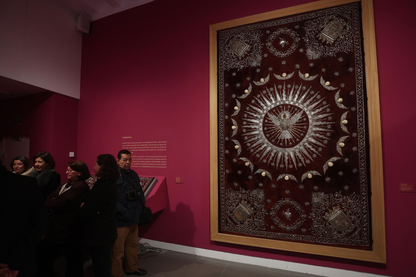 Exposición sobre la restauración del palio de la Virgen del Valle