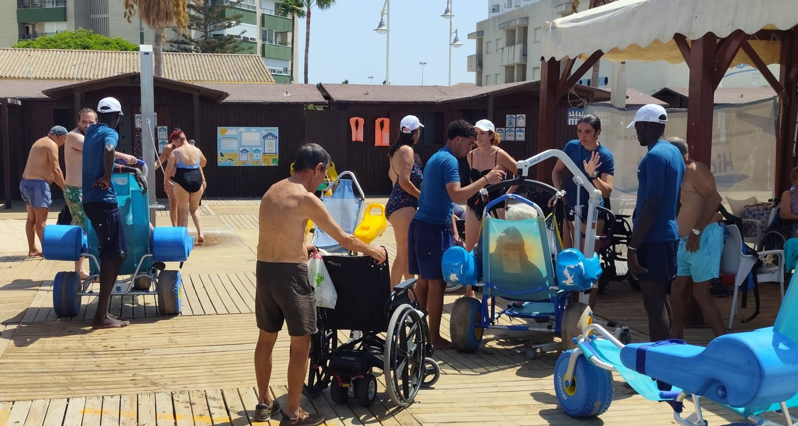 Algunos de los jóvenes voluntarios que trabajan en el programa Hidrosport.
