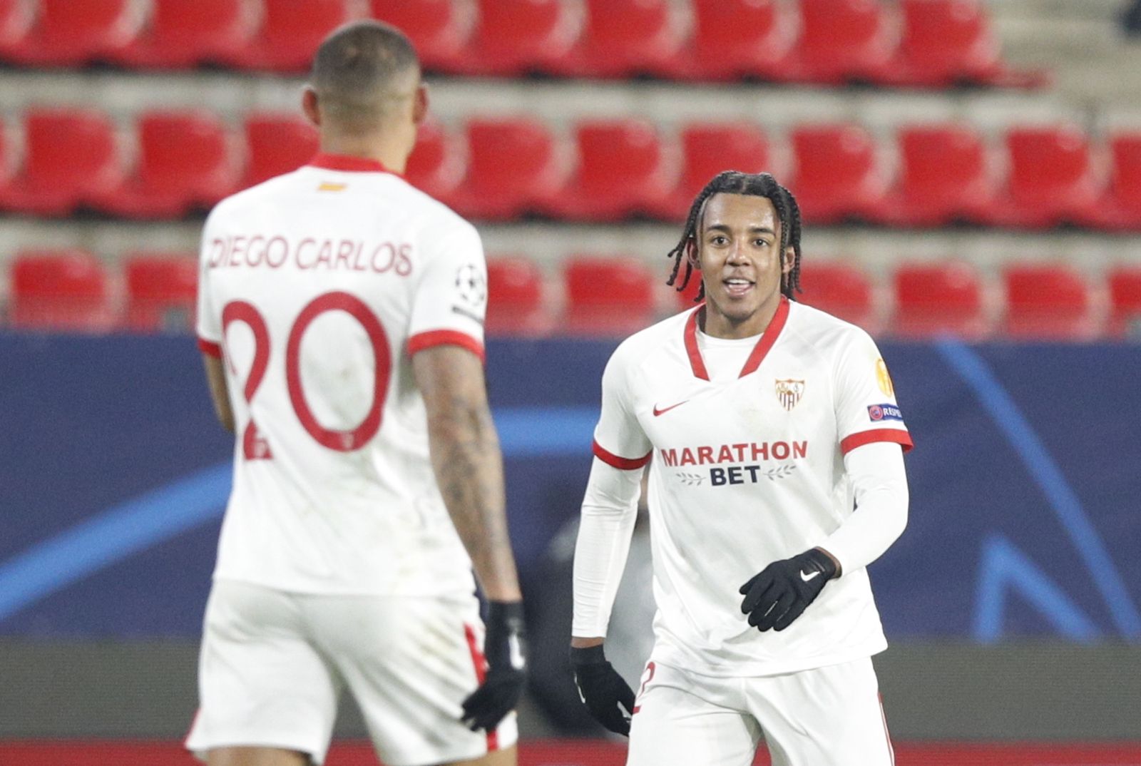 Koundé se dirige a Diego Carlos.