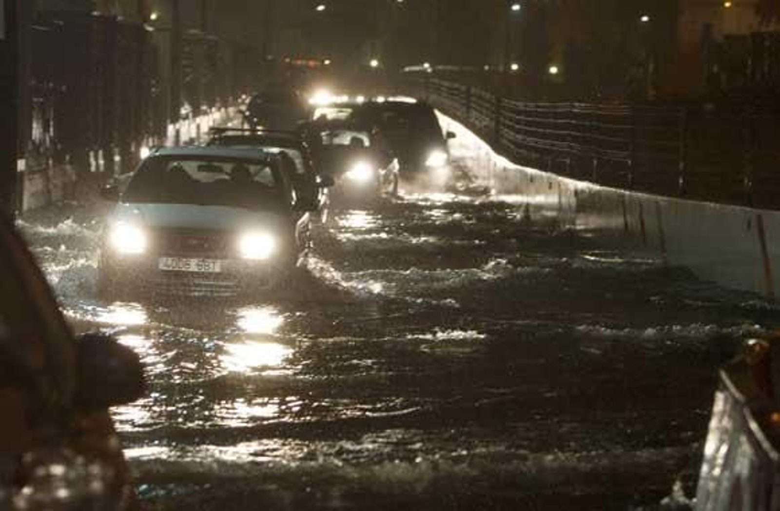 Una tormenta inunda el casco histórico. La parte más afectada fue la Plaza de San Juan de Dios y Canalejas

Foto: Julio Gonzalez/Lourdes de Vicende/Joaquin Pino/Jose Braza