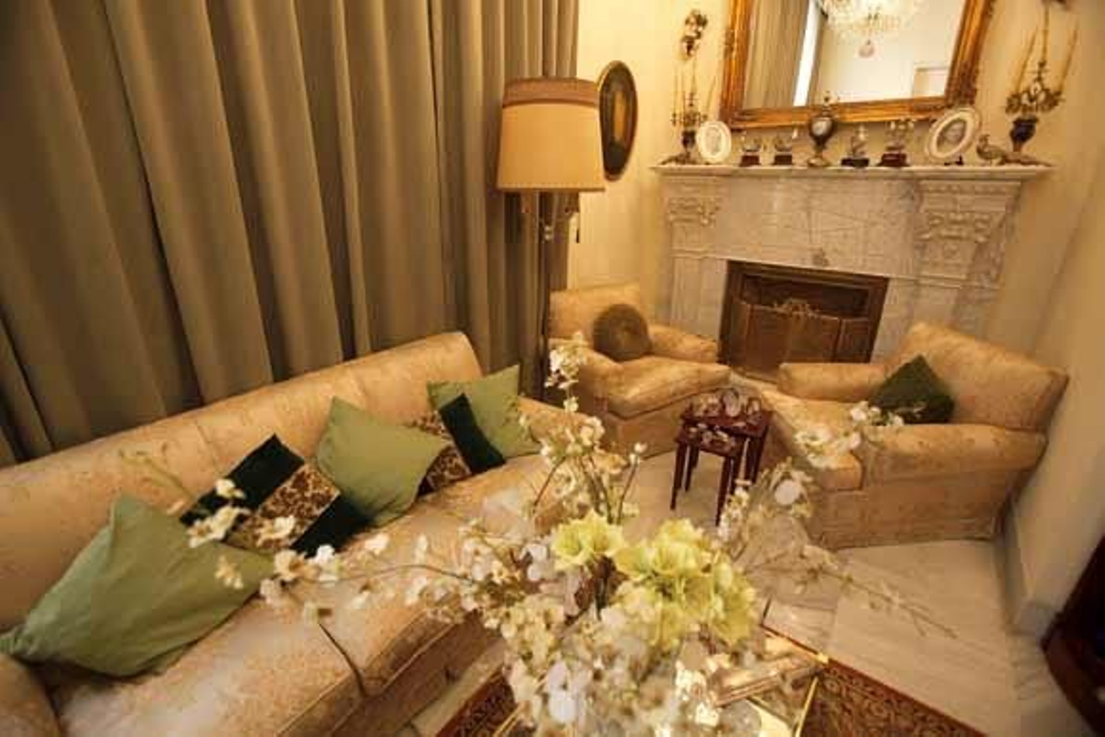 El inmueble, situado en la esquina de las calles Novena y Barrié, esobra del arquitecto Fernando Ortiz Vierna y fue construido en la segunda mitad del siglo XIX. Actualmente alberga  cuatro viviendas y un hermoso patio 

Foto: Jesus Marin