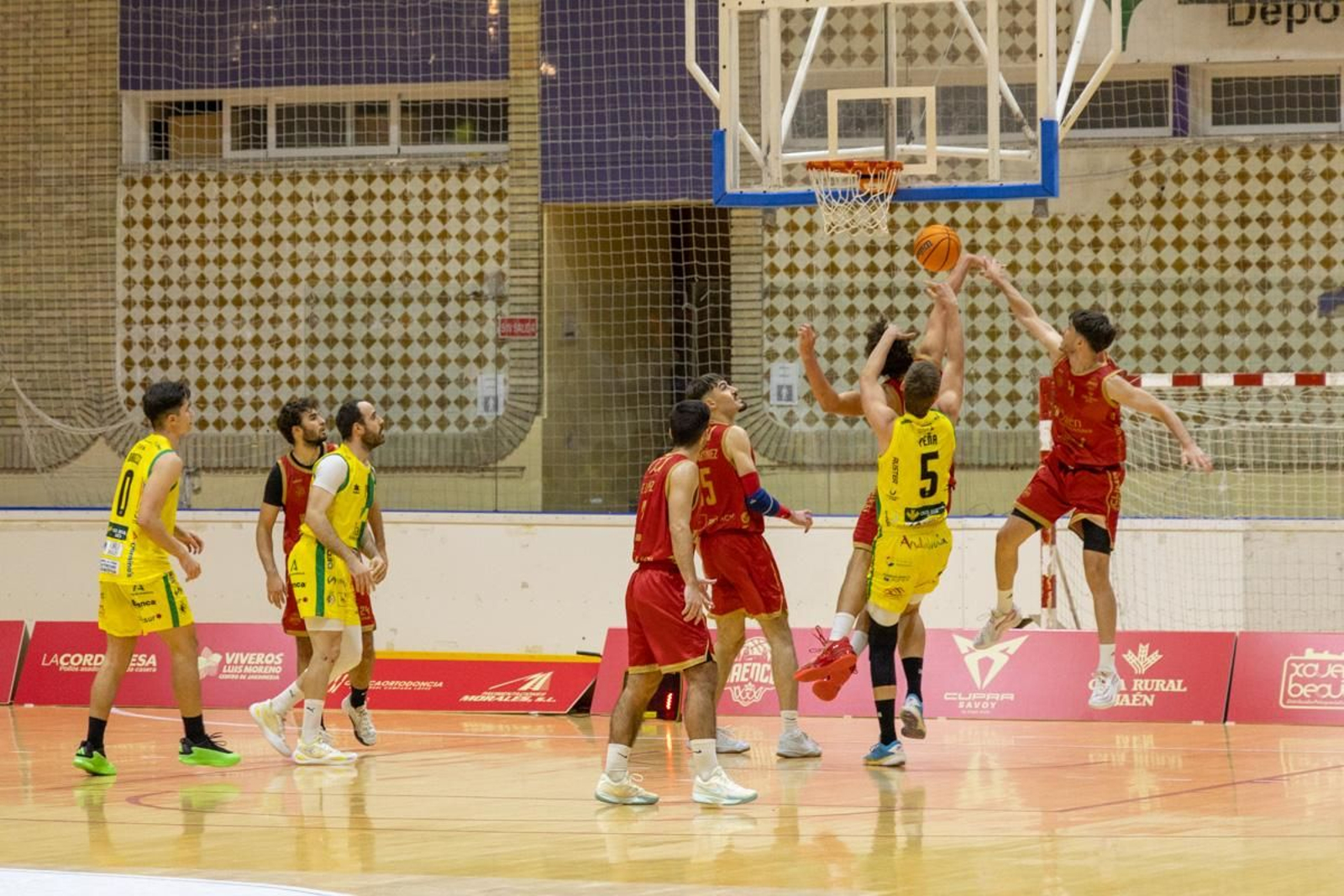 La Salobreja vibra con el derbi de la capital entre Jaén CB y Jaén FS, en imágenes