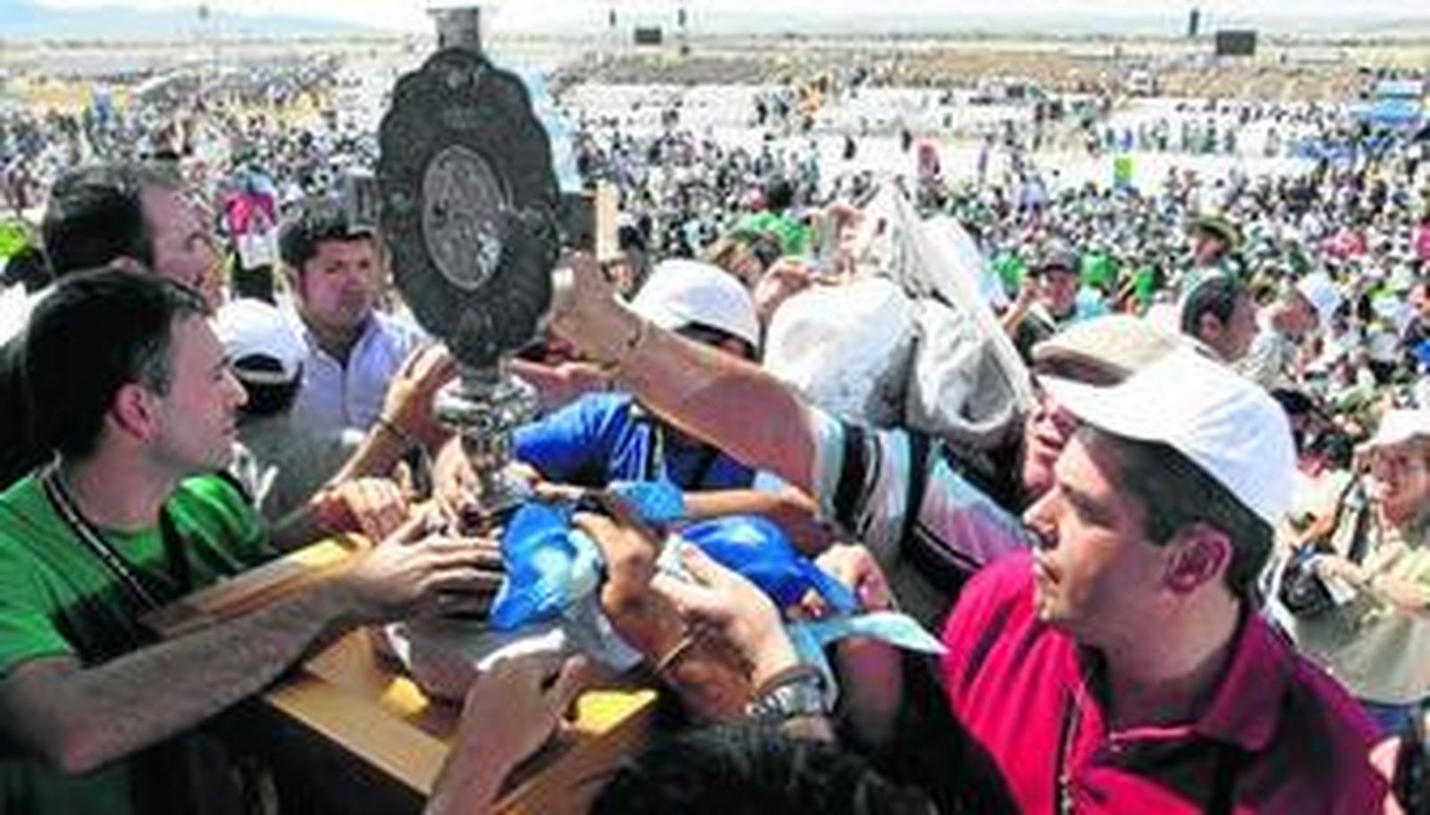 Los devotos se acercaron al terminar la ceremonia a la reliquia del beato.