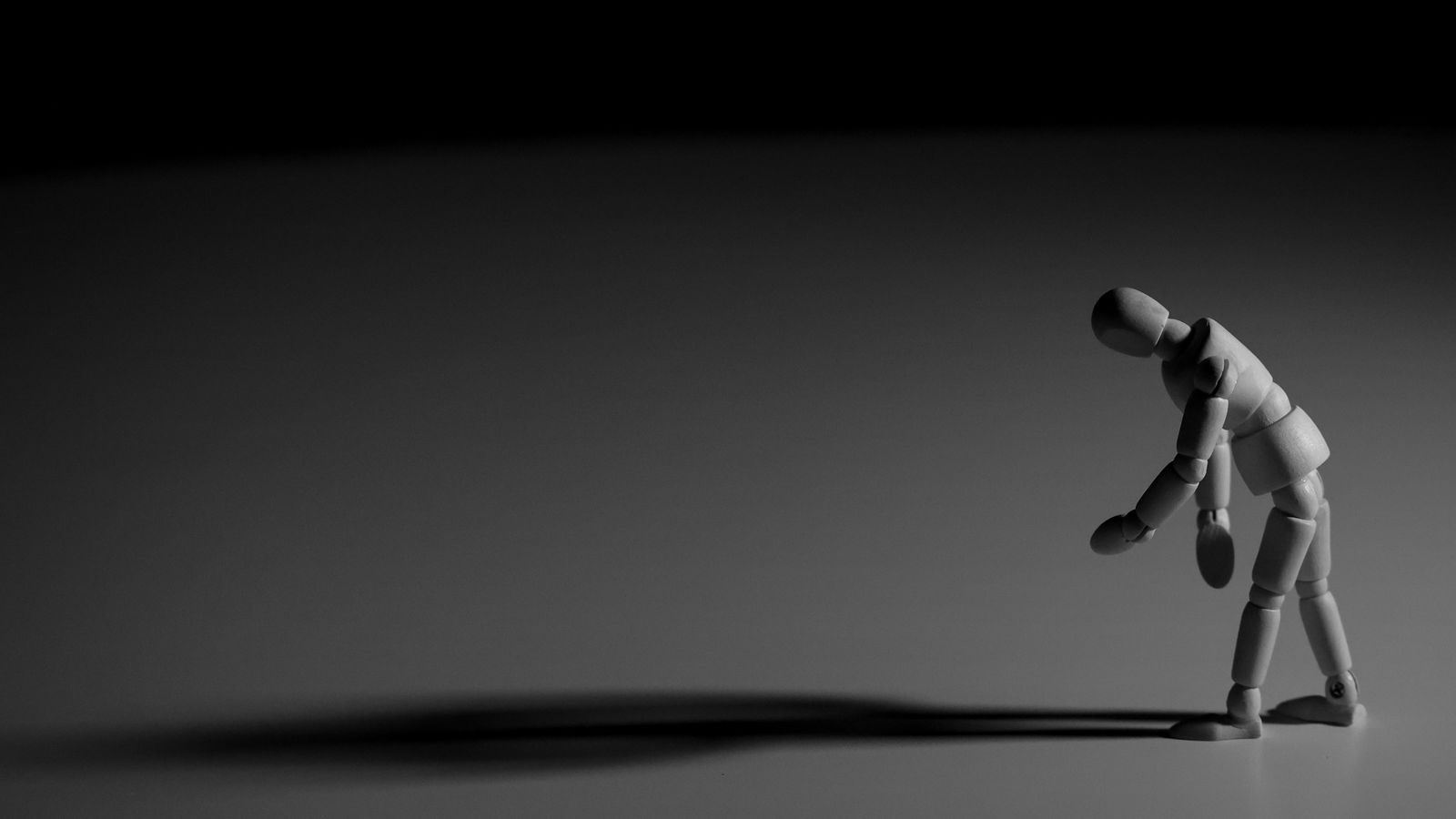 Ha conseguido aislarte, la tristeza y la soledad son tus nuevas compañeras de viaje.