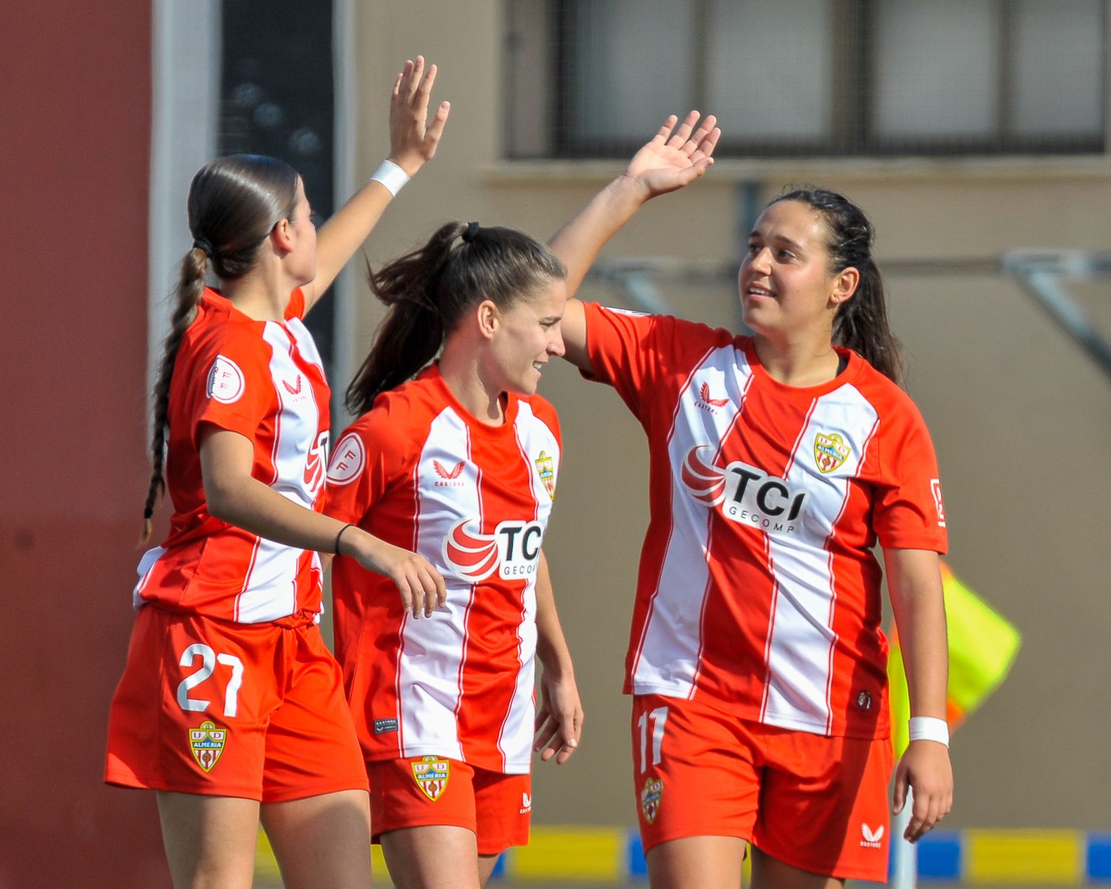Carlota, Jessi y Paqui festejan uno de los tantos del encuentro.