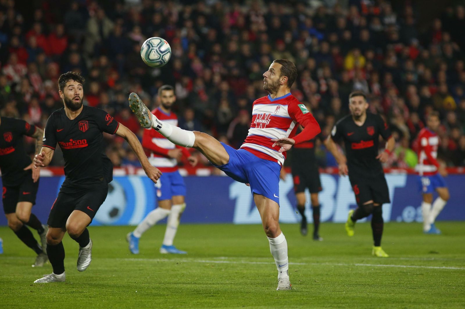 Soldado, que realizó un gran partido, controla el cuero con mucha calidad.