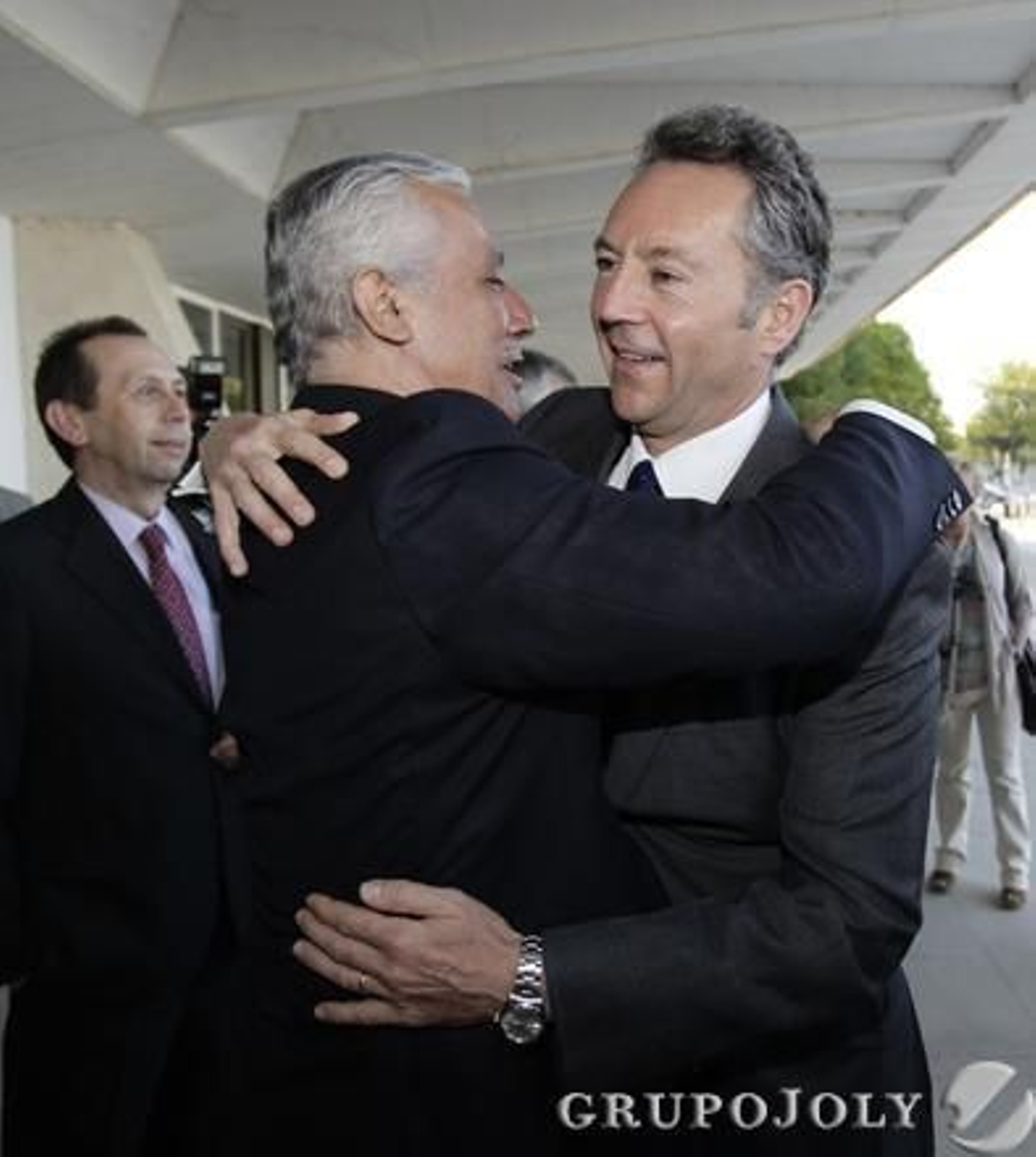 Abrazo entre Javier Arenas y José Joly.

Foto: A. Pizarro - M. Gómez - J.C. Vázquez - V. Hidalgo
